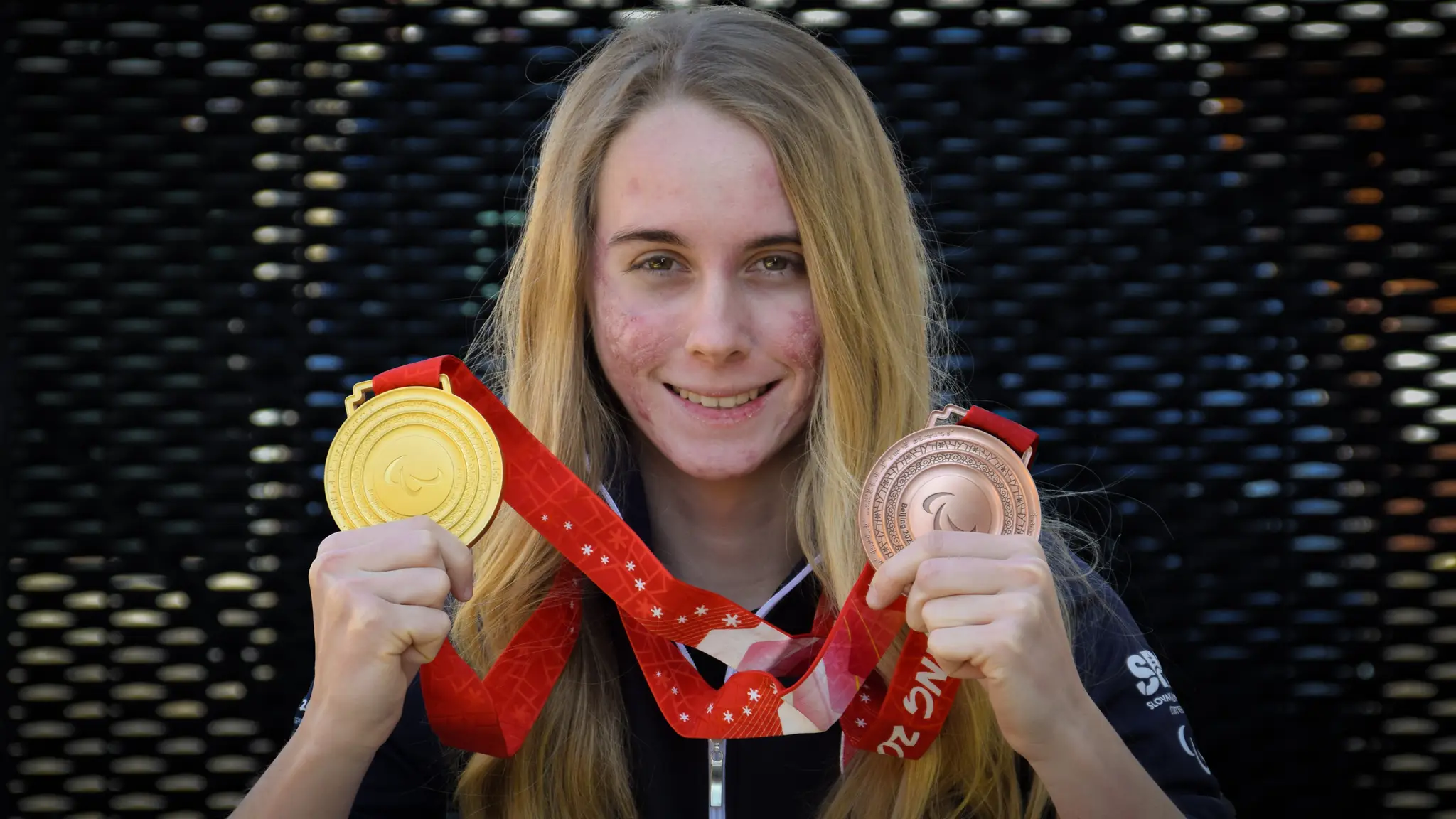 Alexandra hrdo pózuje so zlatou a bronzovou medailou zo ZPH 2022.