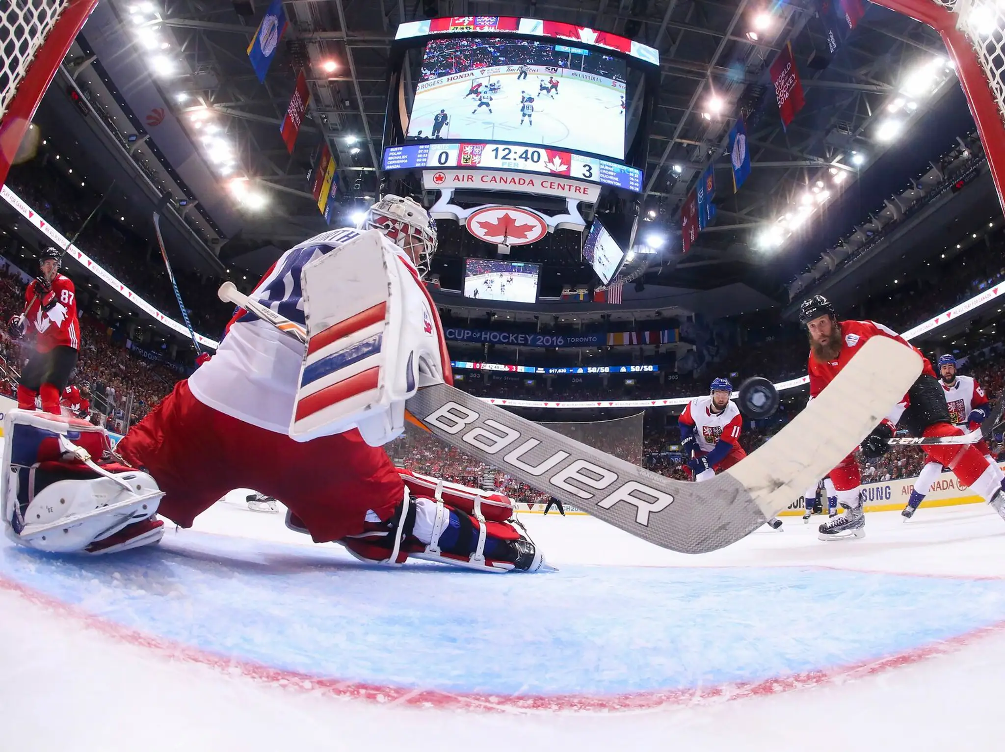 Kanaďan Joe Thornton prekonáva českého brankára Michal Neuvirtha.
