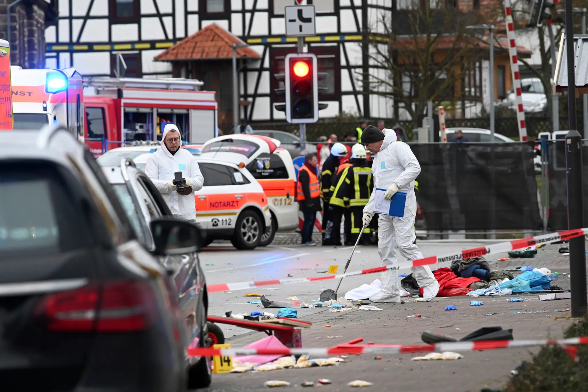 Na snímke policajti a záchranári na mieste incidentu 24. februára 2020.