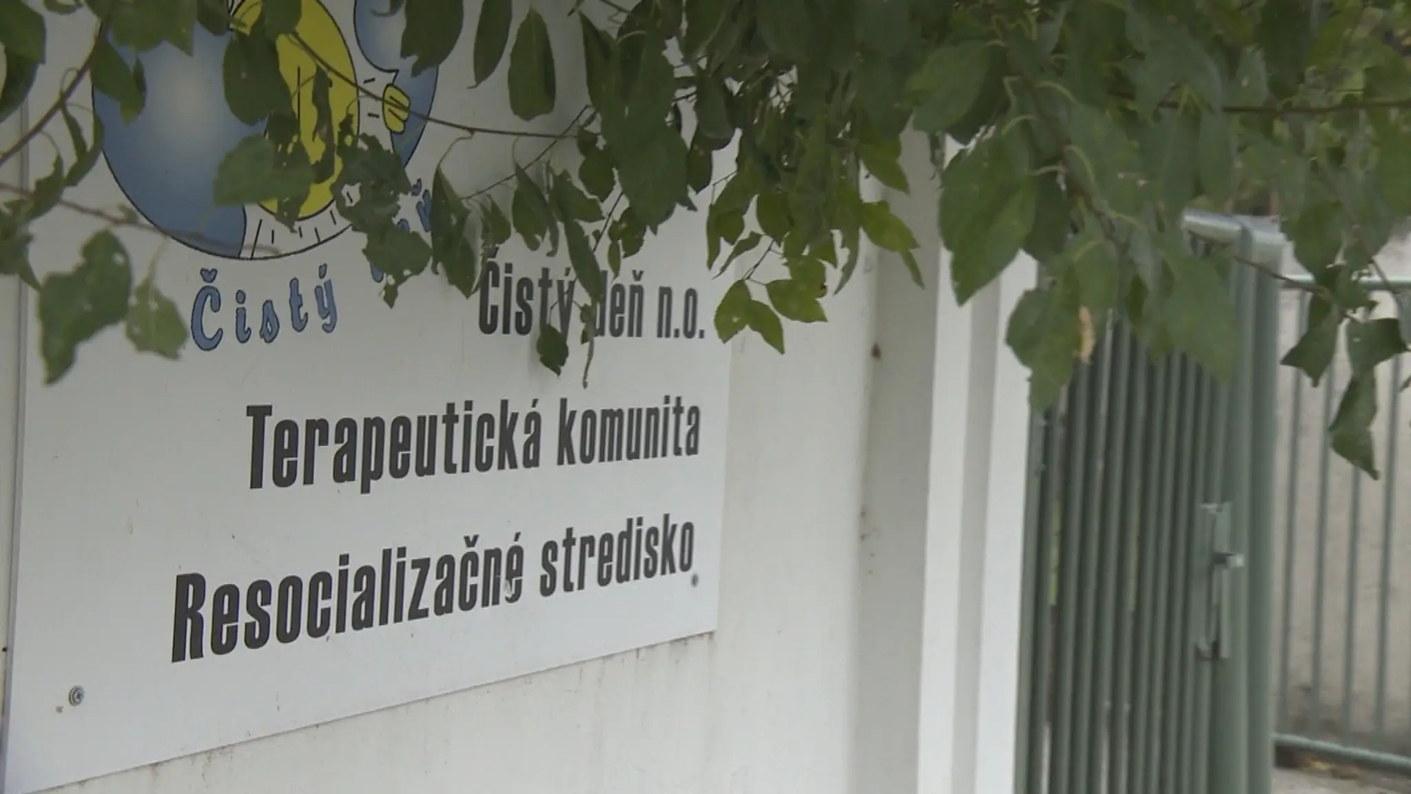 Ľudia nosia rúšky ako prevenciu pred koronavírusom.