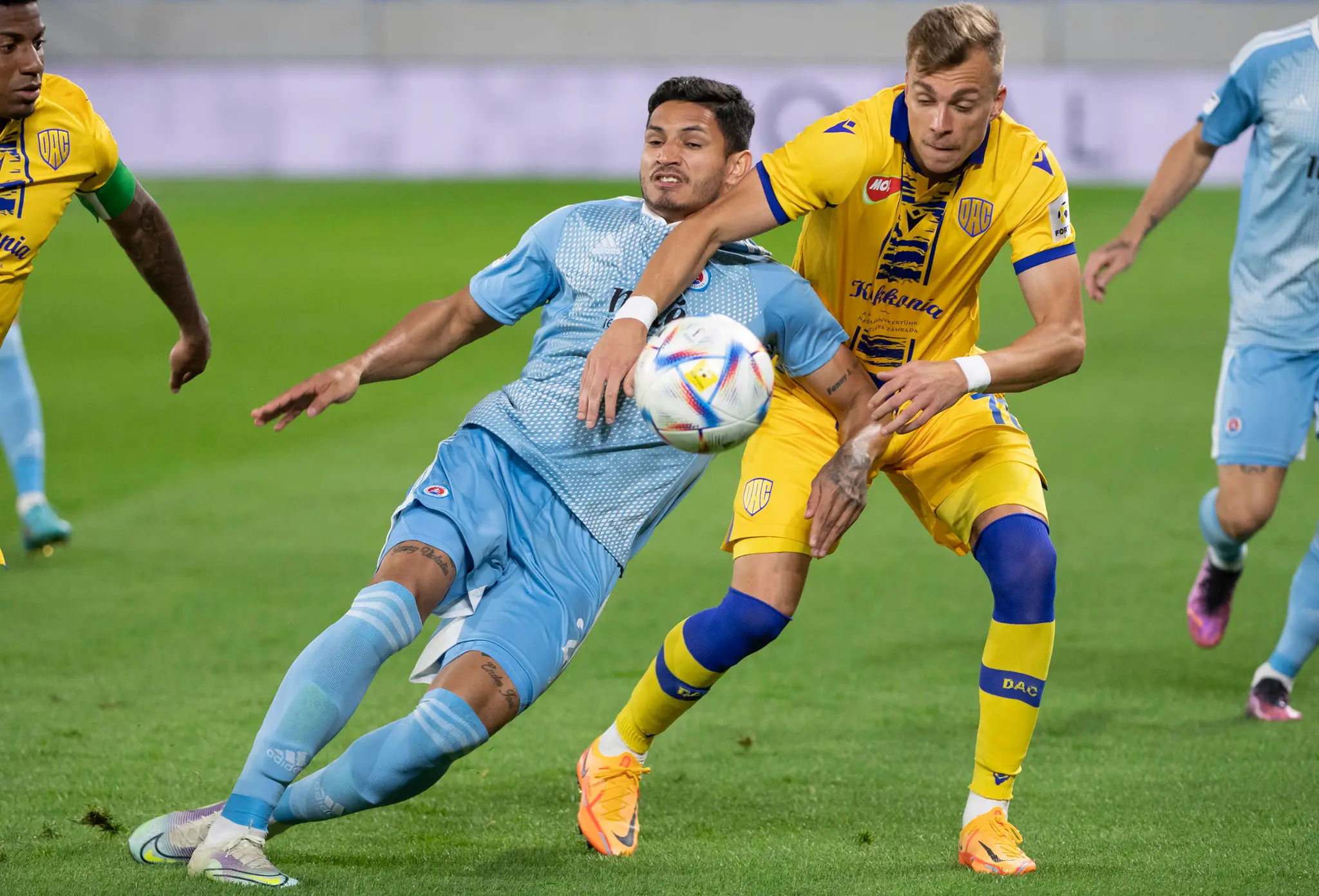 Zľava Eric Ramirez (Slovan) a Alex Pinto (DAC) bojujú o loptu v zápase 8. kola Fortuna ligy.