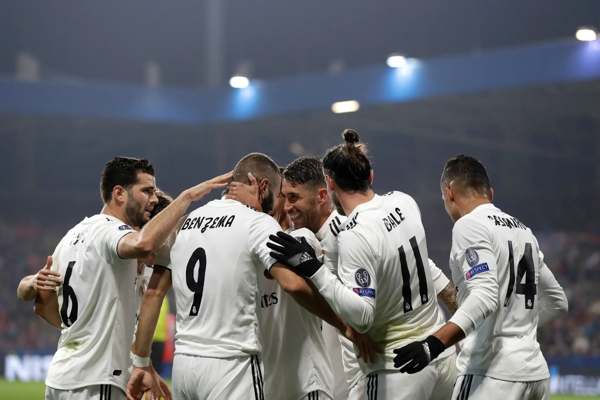 Radosť hráčov Realu Madrid po góle v dueli LM na pôde Plzne.