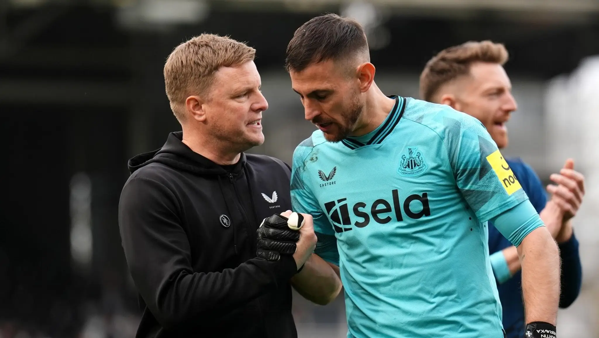 Martin Dúbravka (vpravo) s trénerom Eddiem Howeom.