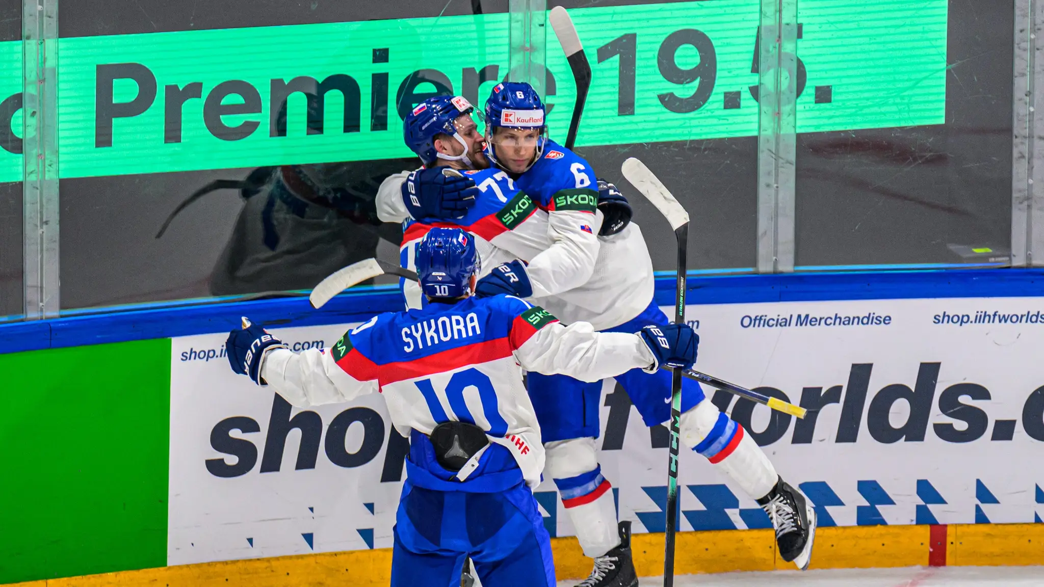 Slovenskí hokejisti oslavujú gól proti Taliansku
