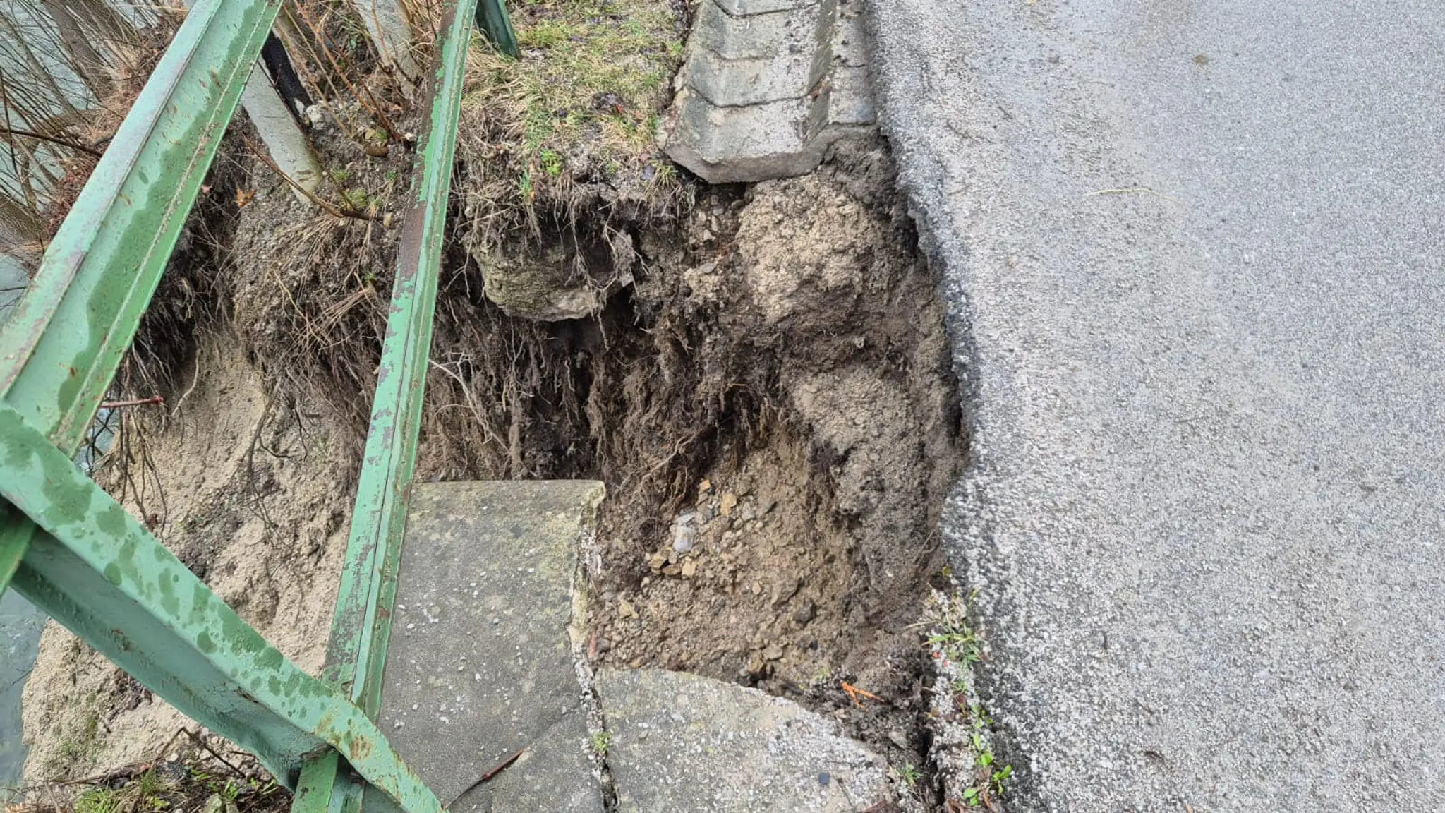 Pre zosuv pôdy v Ružomberku vyhlásili mimoriadnu situáciu.