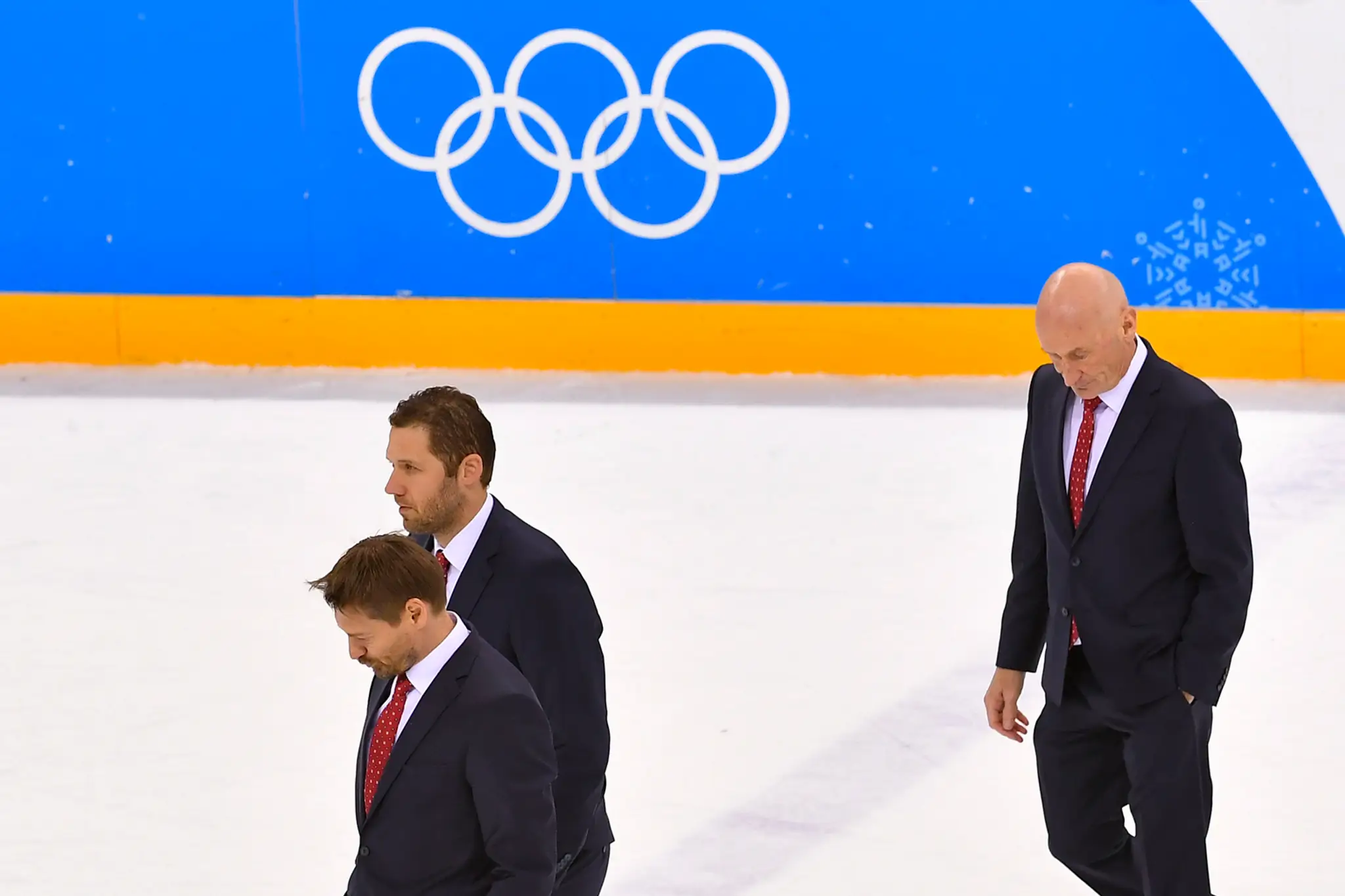 Tréner Craig Ramsay, tréner brankárov Ján Lašák a asistent trénera Vladimír Országh odchádzajú z ľadu po prehre s USA.
