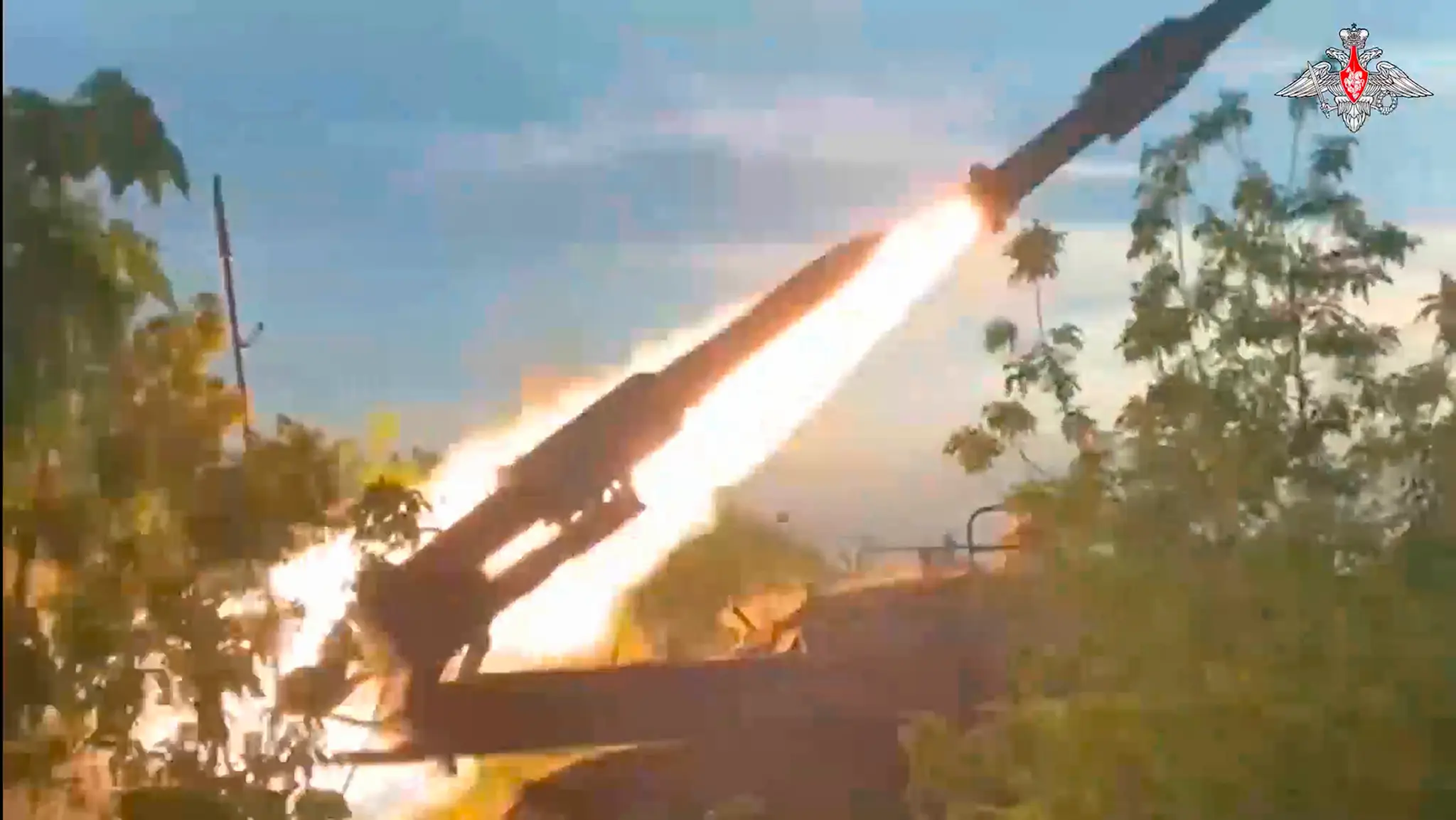 Na snímke z videa, ktoré zverejnilo ruské ministerstvo obrany v nedeľu 25. augusta 2024,  protilietadlový raketový systém Buk-2M ruskej armády strieľa na vzdušné ciele na neznámom mieste na Ukrajine.