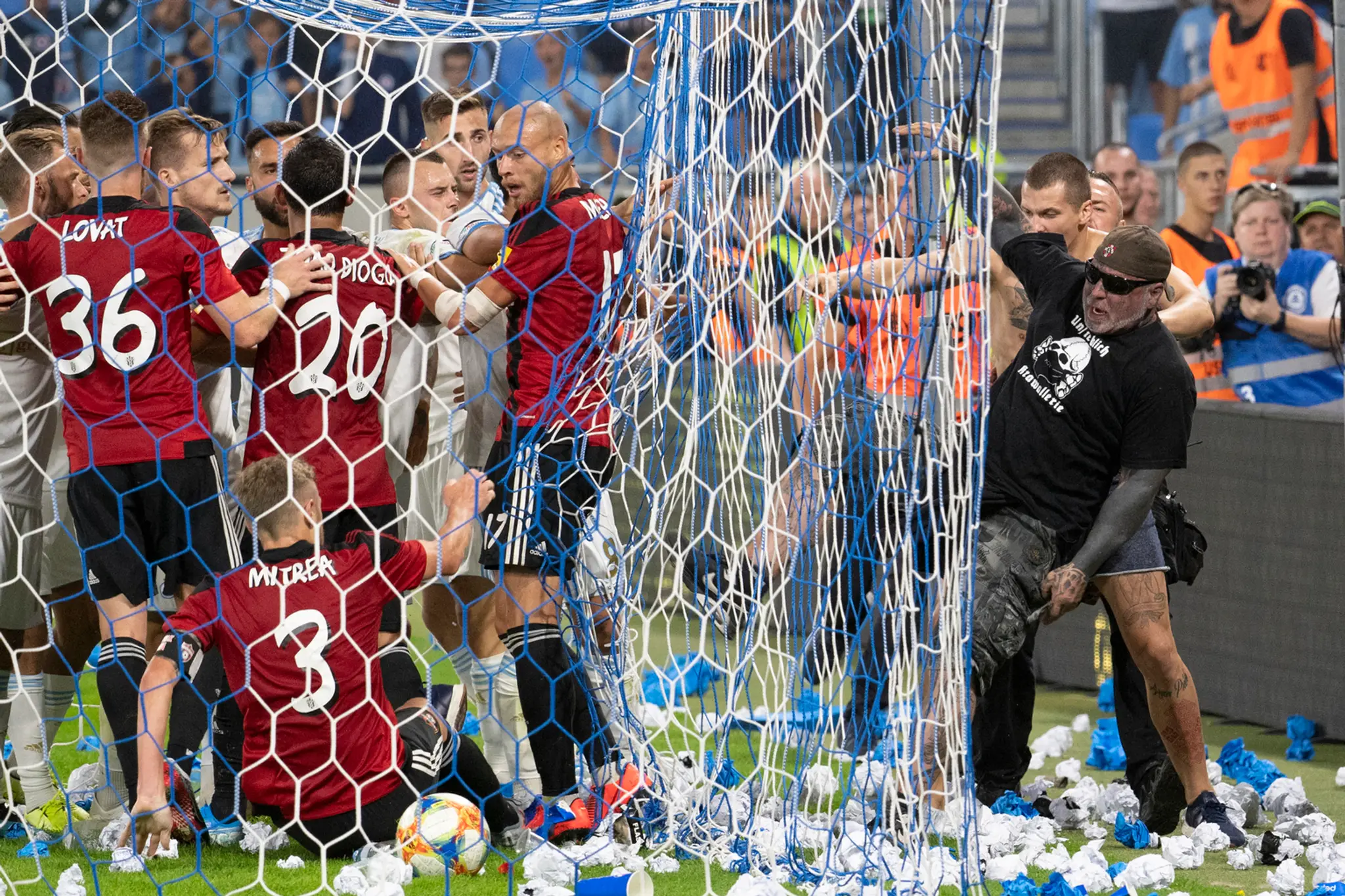 Nicolás Tagliafico z Ajaxu oslavuje gól v dueli LM proti Lille.