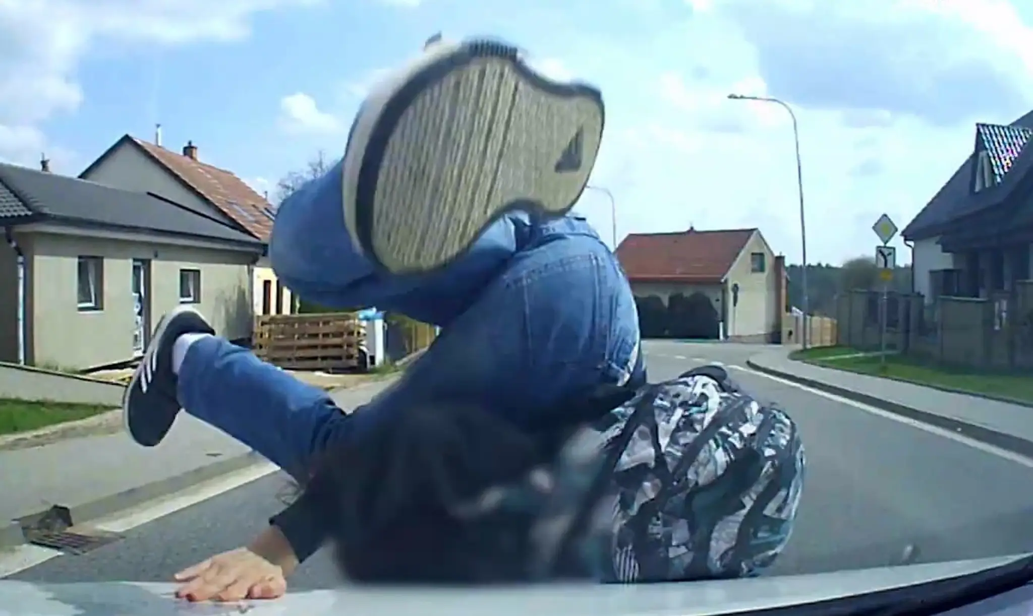 Školák preletel cez kapotu auta.
