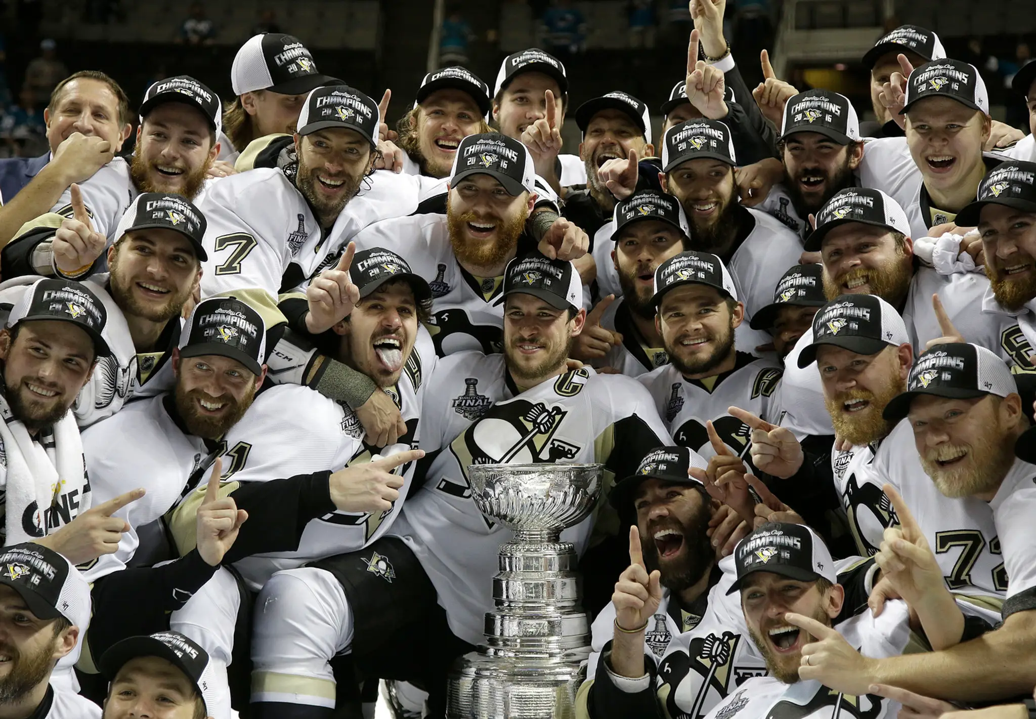Hráči Pittsburgh Penguins pózujú so Stanleyho pohárom.