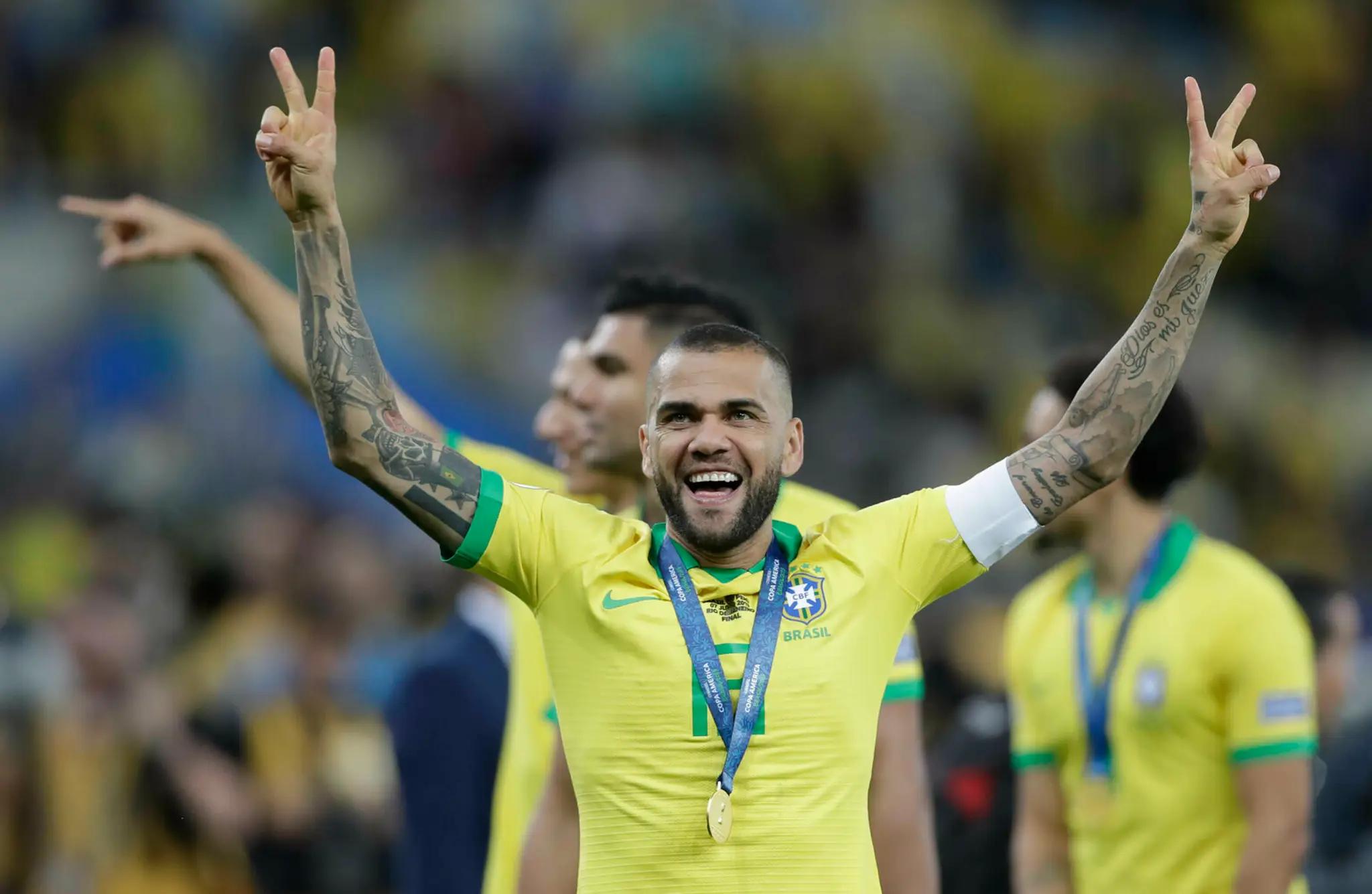 Brazílčan Dani Alves oslavuje triumf vo finále Copa America proti Peru.