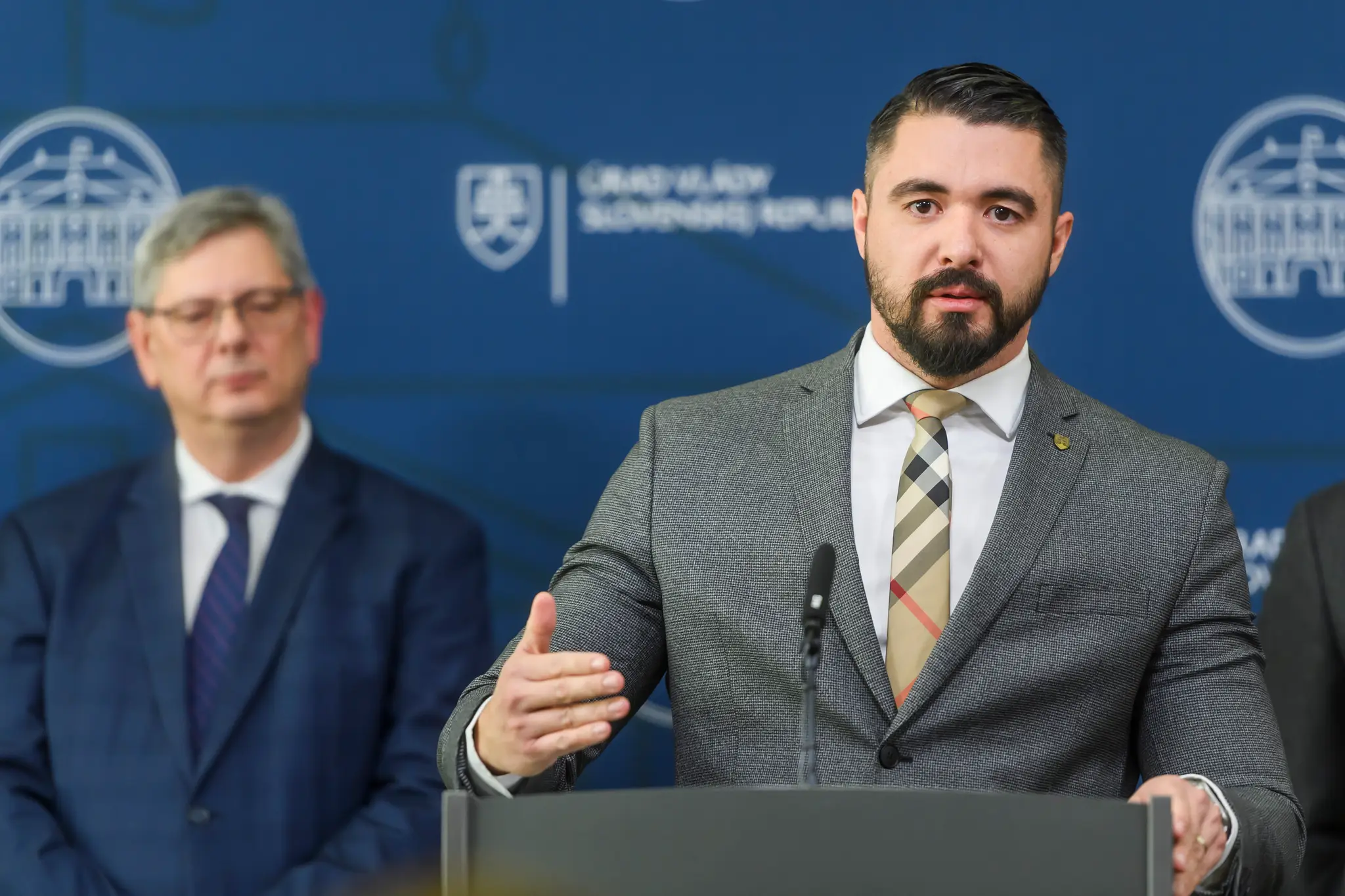 Na snímke zľava minister spravodlivosti SR Boris Susko a štátny tajomník ministerstva spravodlivosti Pavol Gašpar.