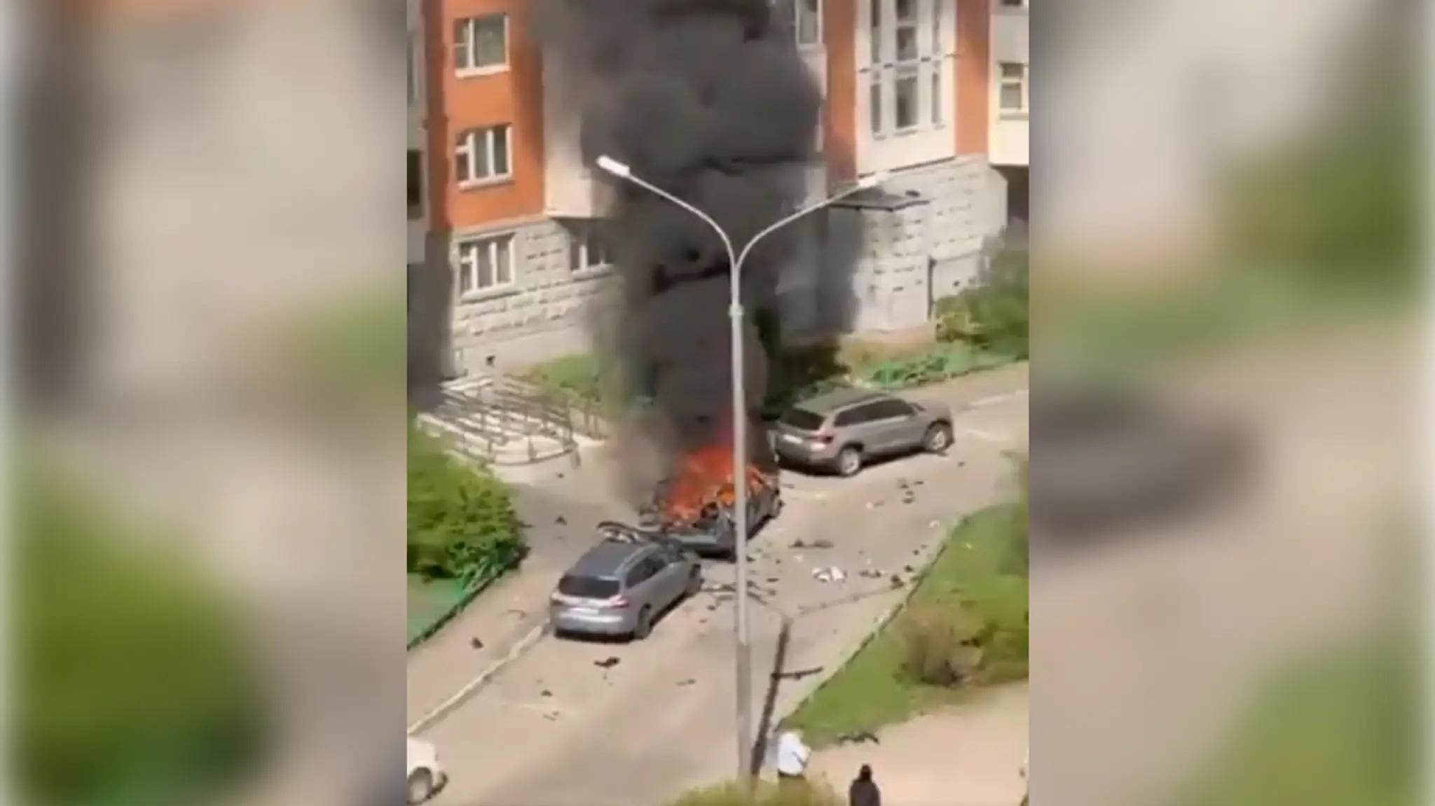 Horiace auto po výbuchu.