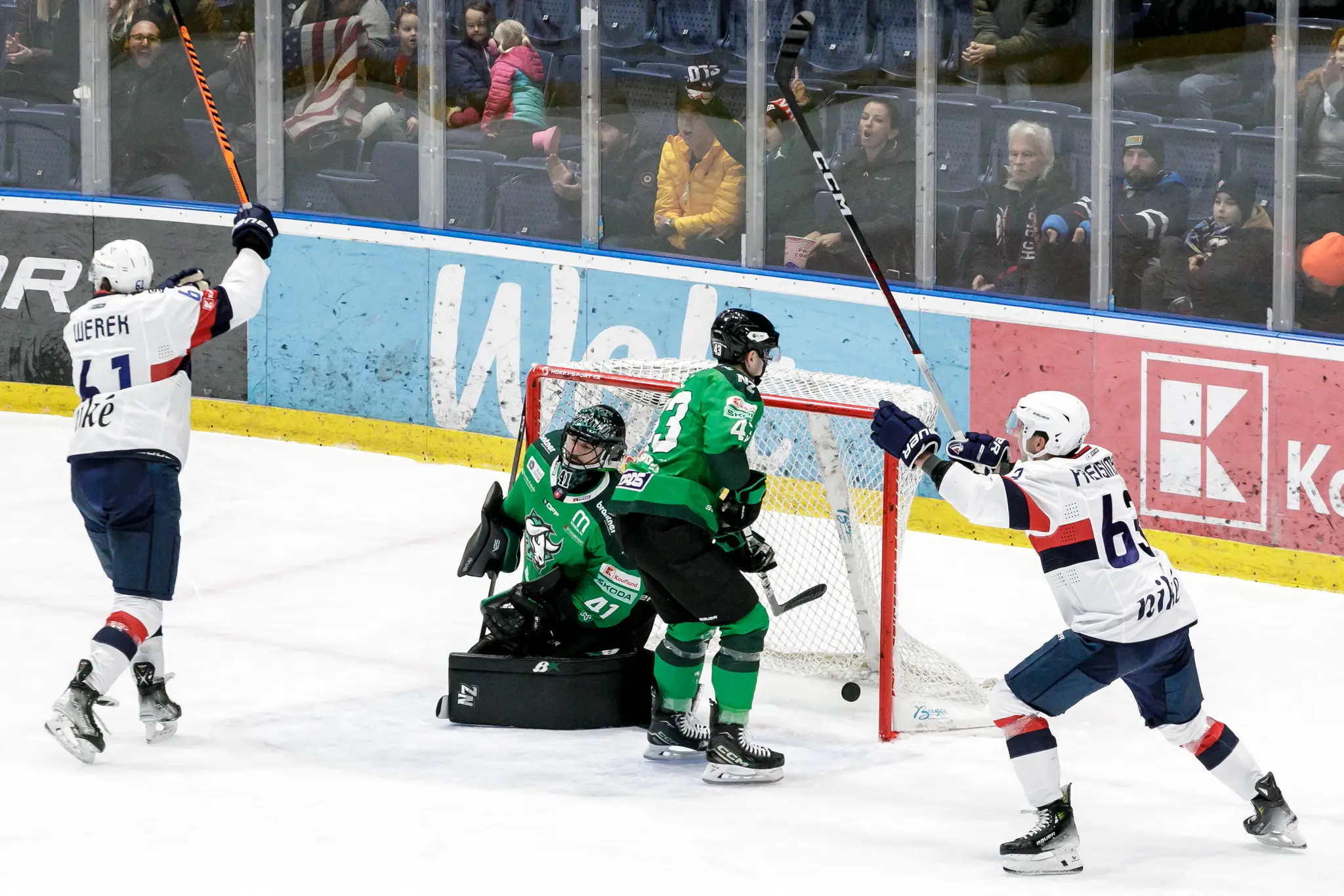 Ethan Werek, brankár Pavel Kantor, Mike Lee a Miroslav Preisinger počas zápasu HC Slovan Bratislava – HC MIKRON Nové Zámky