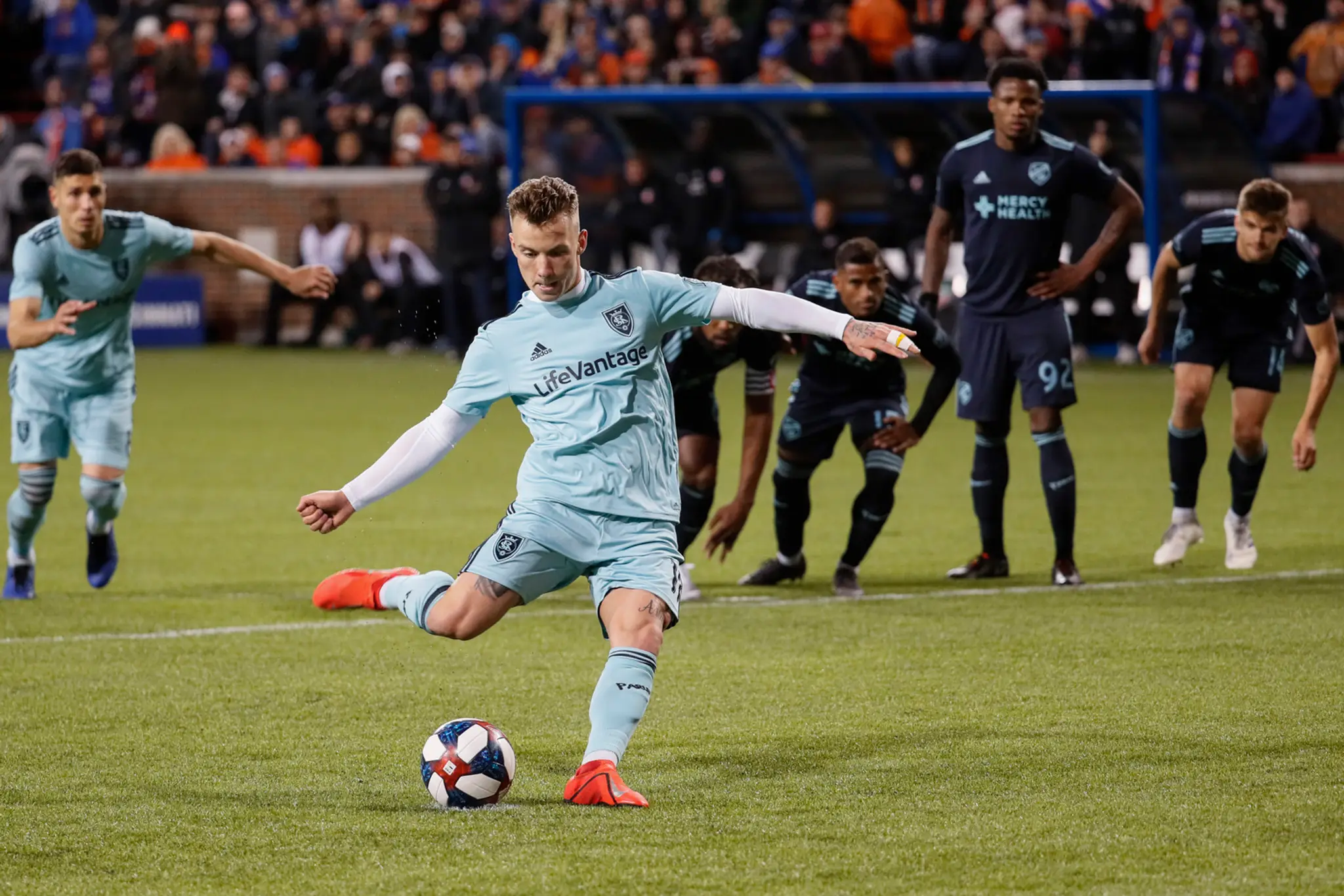 Albert Rusnák z Real Salt Lake strieľa gól v dueli proti Cincinnati.