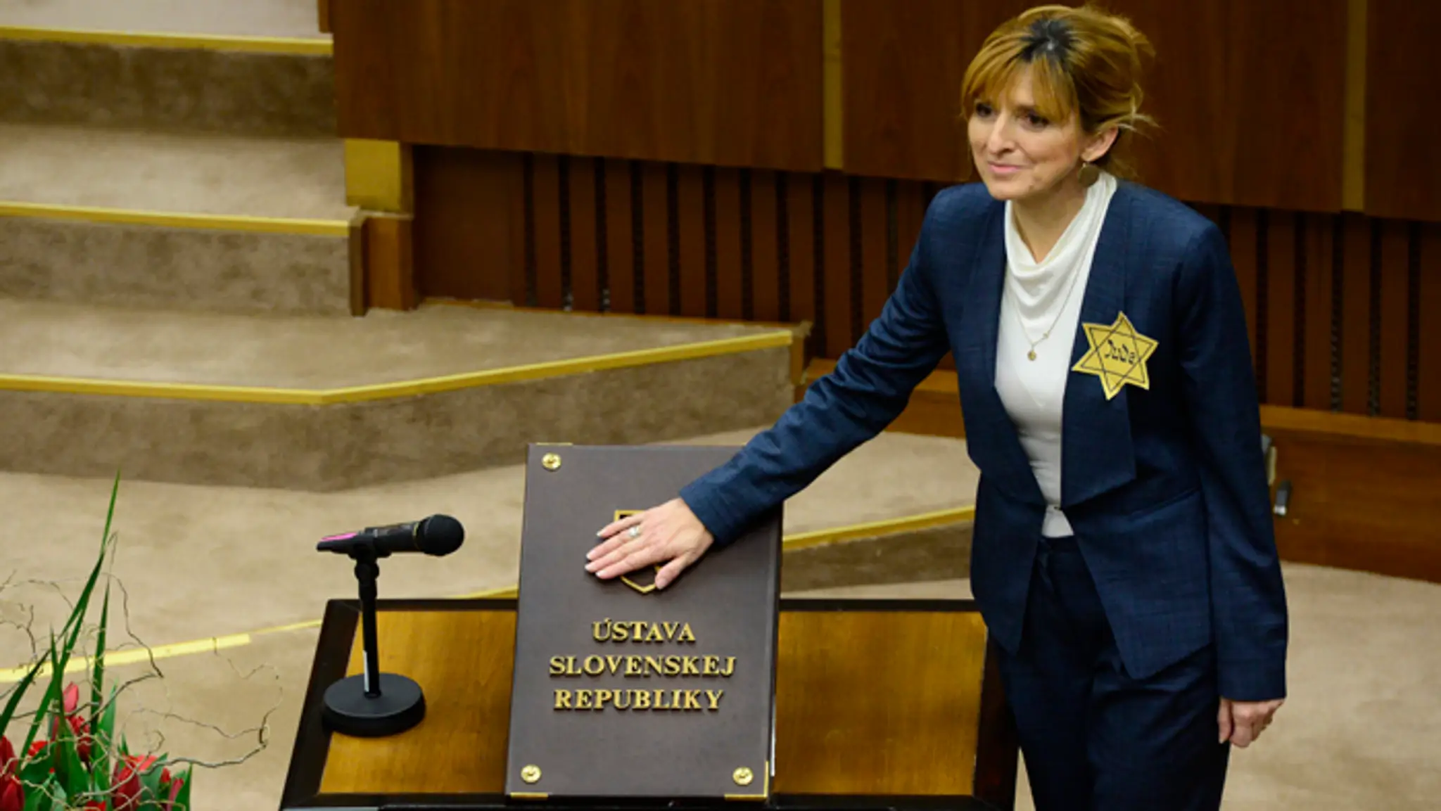 Viera Dubačová (OĽaNO - NOVA) skladá poslanecký sľub.