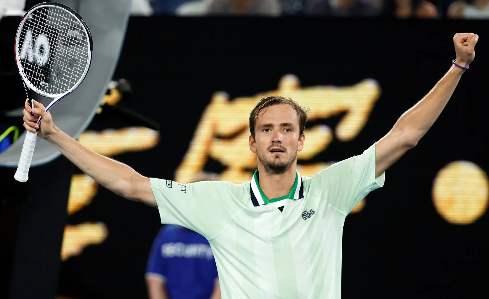 Ruský tenista Daniil Medvedev sa teší po víťazstve nad Grékom Stefanosom Tsitsipasom.