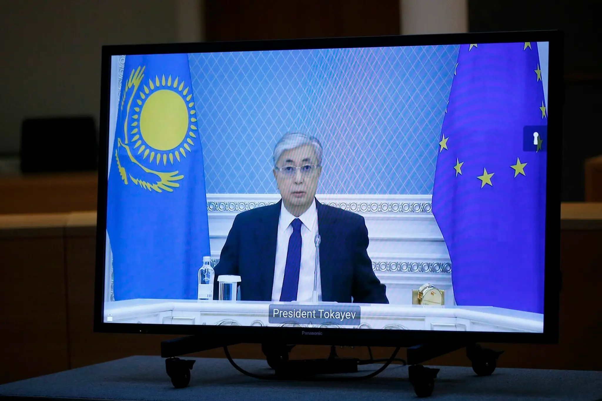 Kazašský prezident Kasym-Žomart Tokajev počas videokonferencie s predsedom Európskej rady Charlesom Michelom.
