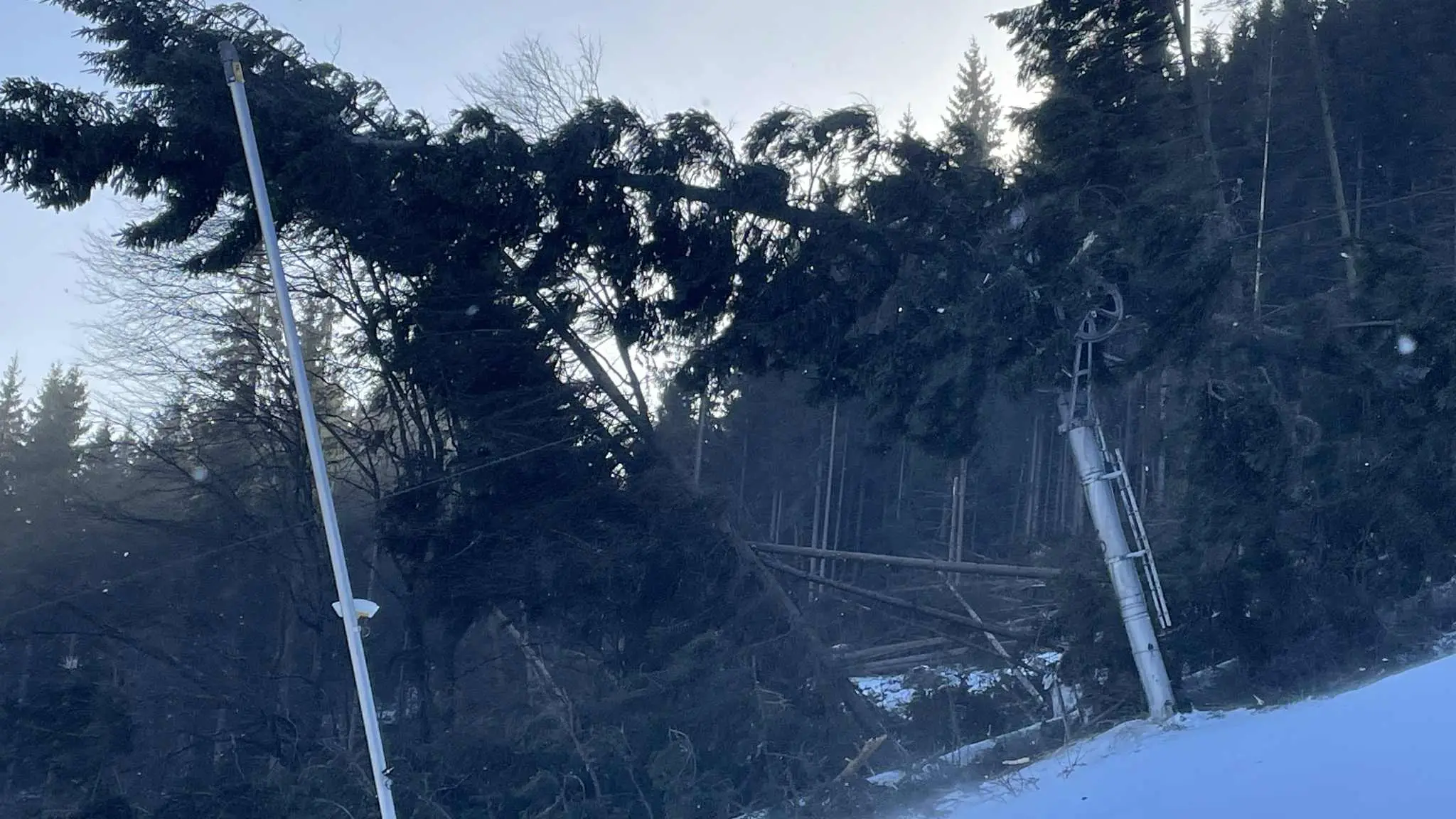 Silný vietor napáchal škody v SKI Resorte Smrečiny.