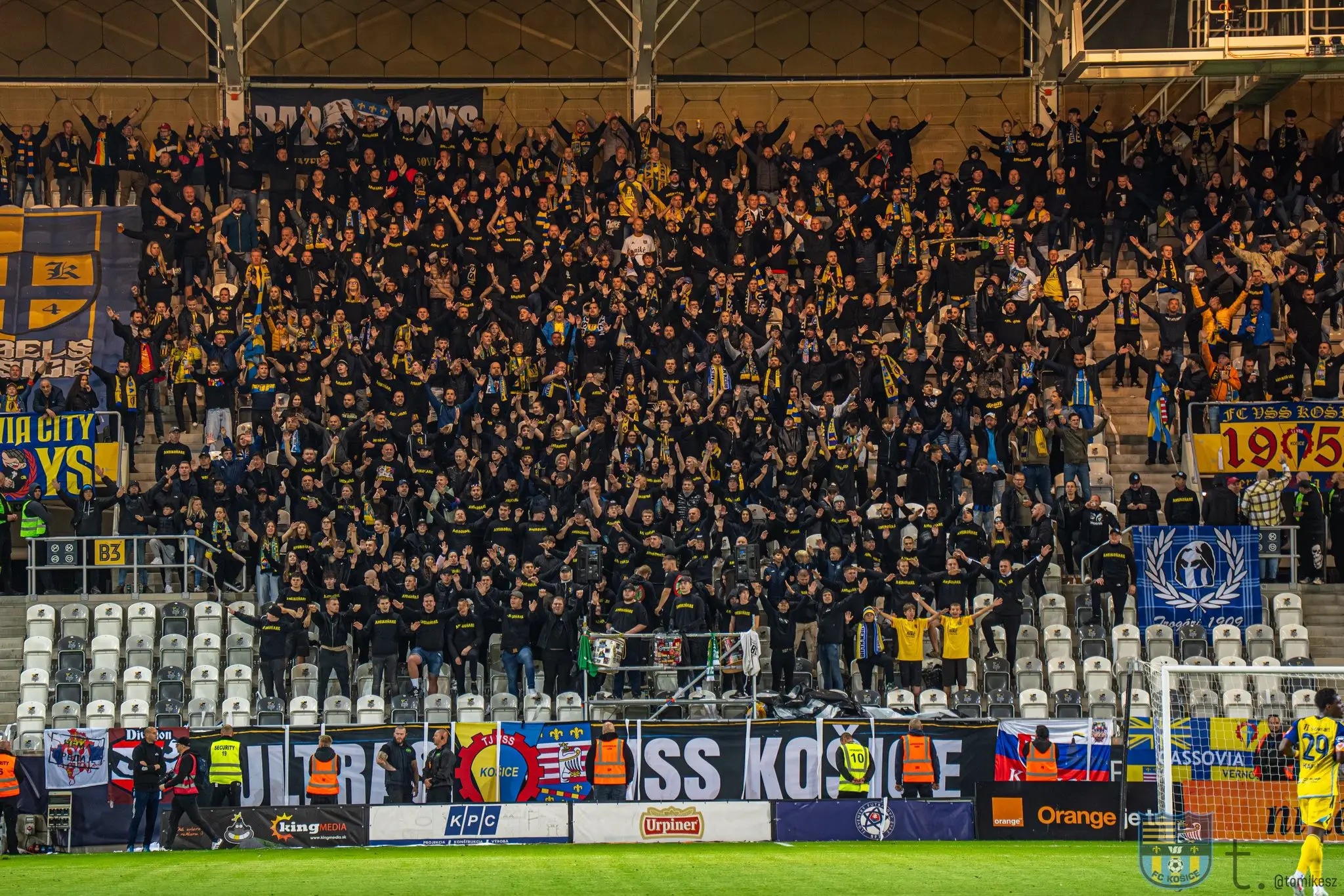 Plné tribúny v Košiciach.