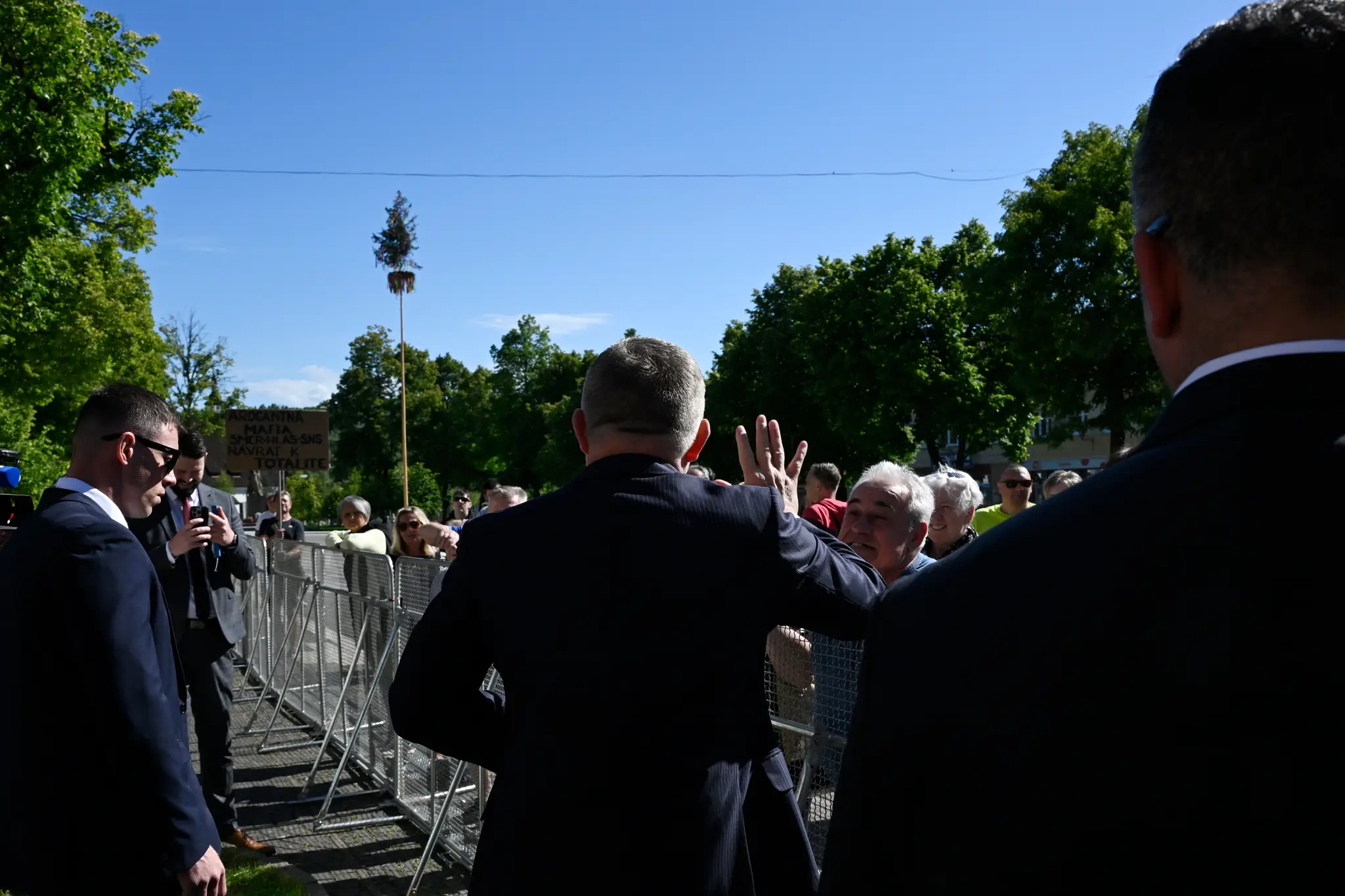 Na snímke uprostred predseda vlády SR Robert Fico (Smer-SD) zdraví miestnych obyvateľov počas príchodu na výjazdové rokovanie vlády v Handlovej.