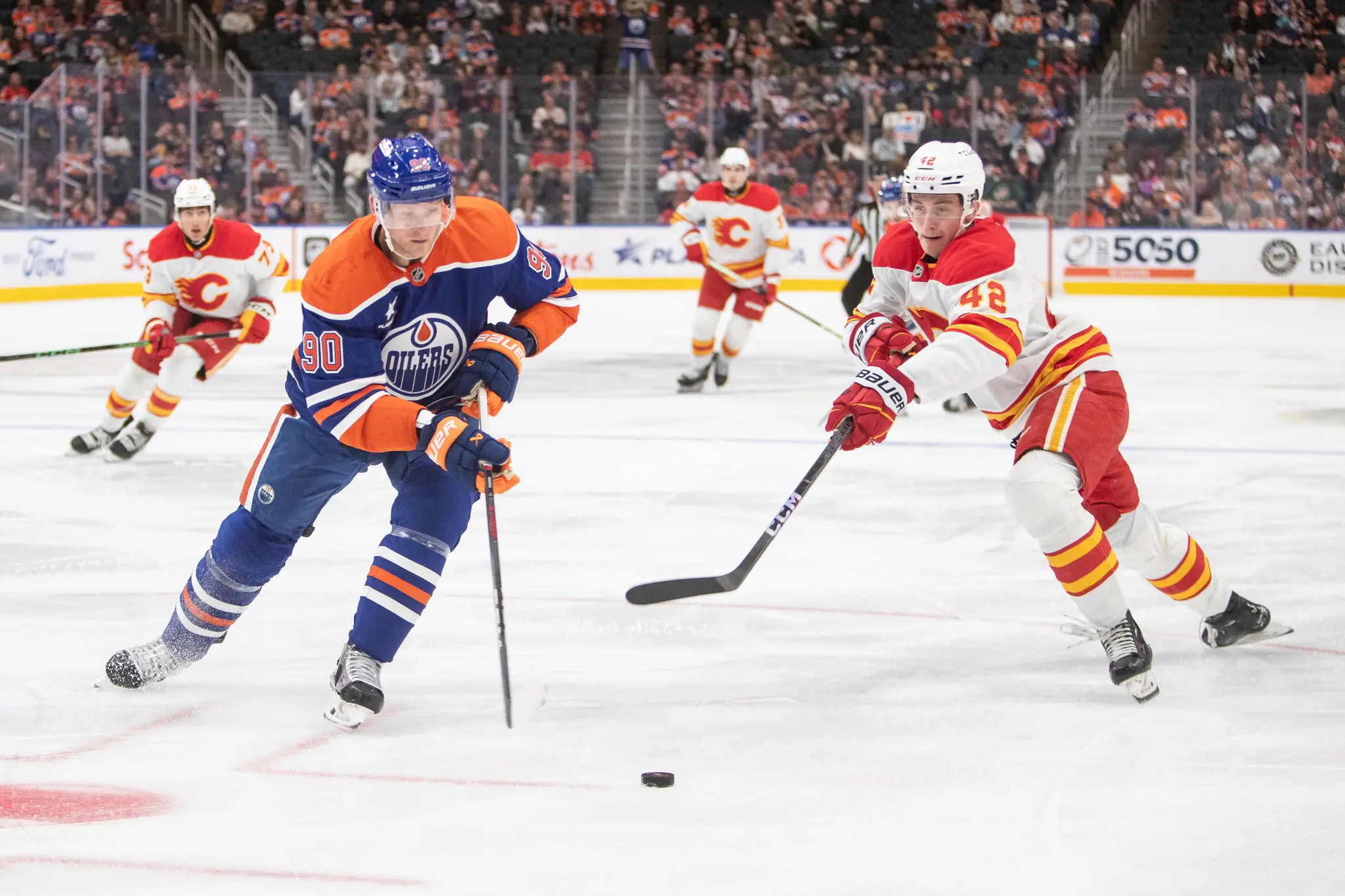 Samuel Honzek v súboji s Edmontonom.