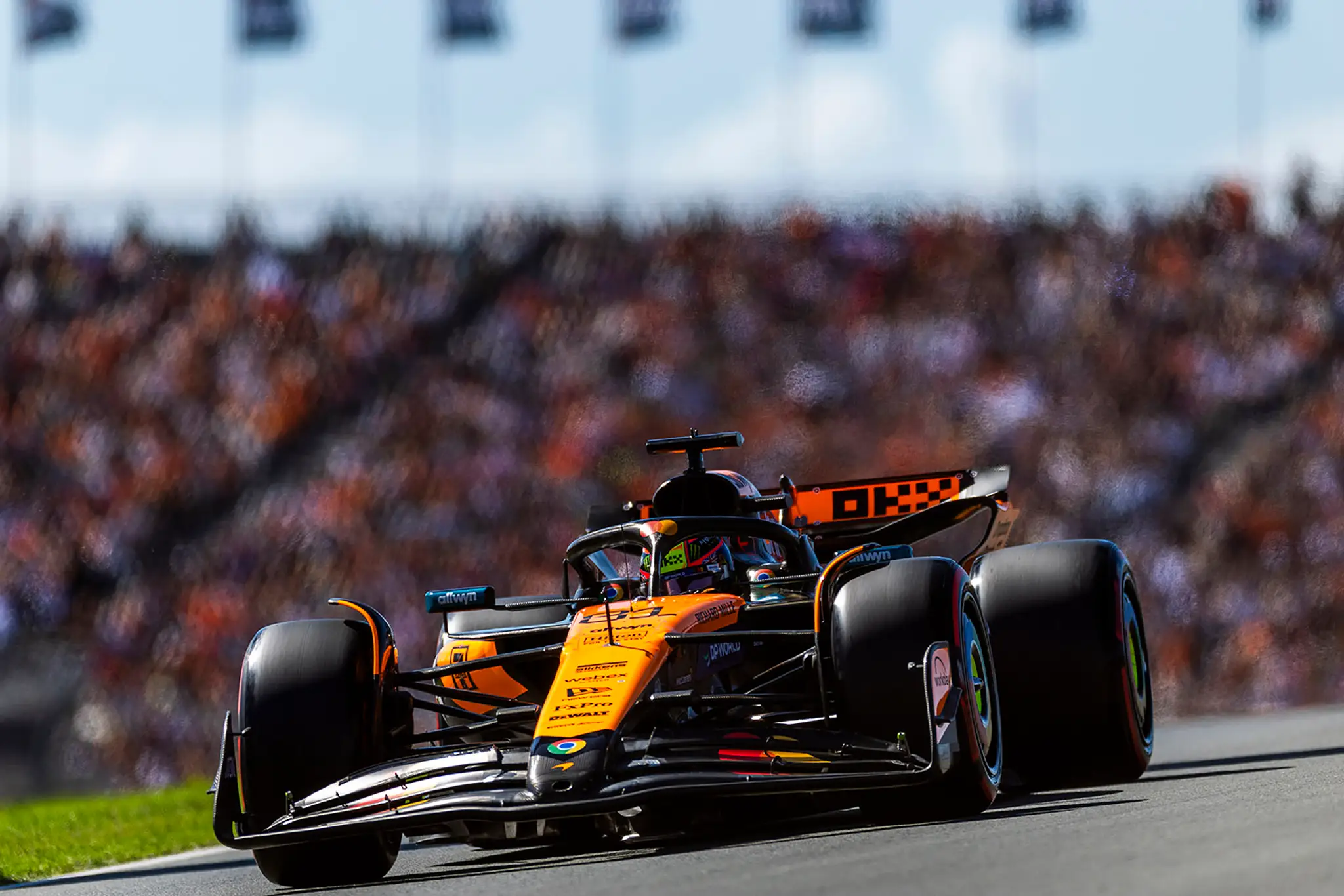 V Holandsku zažilo Ferrari ďalšiu katastrofu, nedokončil ani Norris. Oscar Piastri navýšil náskok na čele