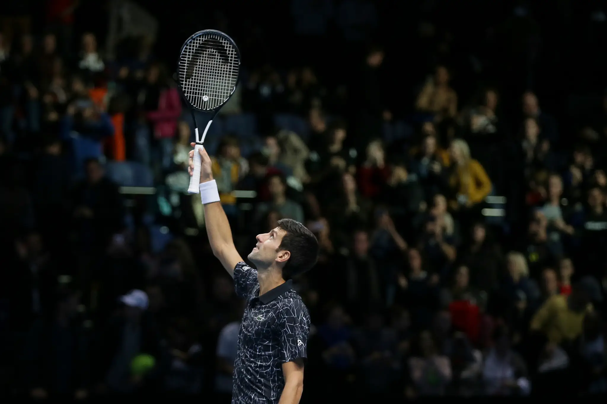Novak Djokovič oslavuje bod v dueli na Turnaji majstrov.