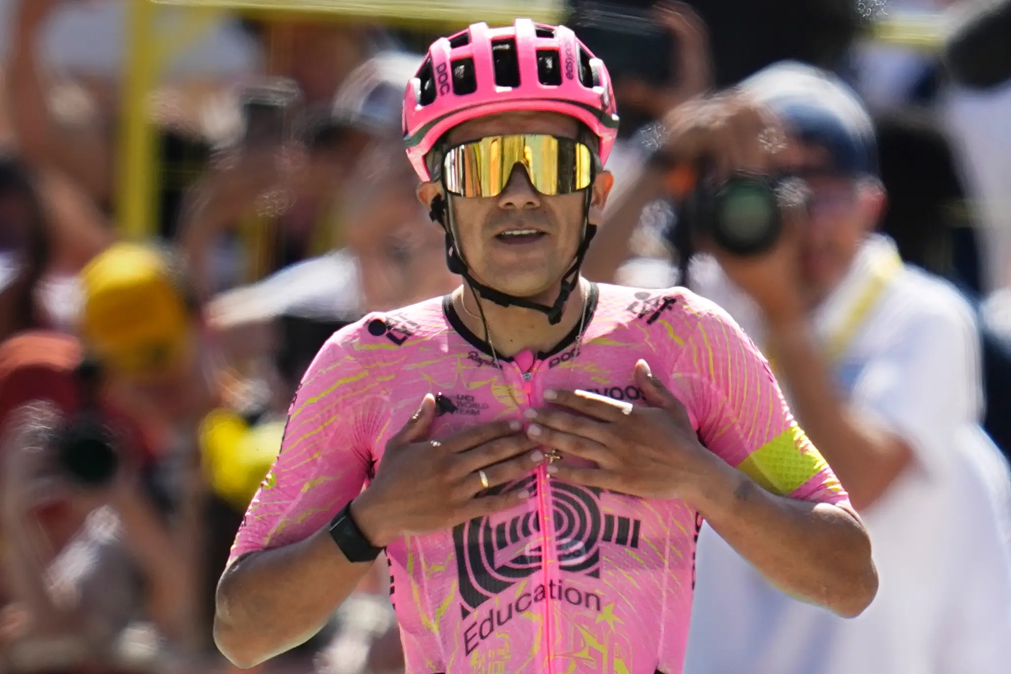 Ekvádorský cyklista Richard Carapaz z tímu EF Education - Easy Post sa teší z víťazstva.