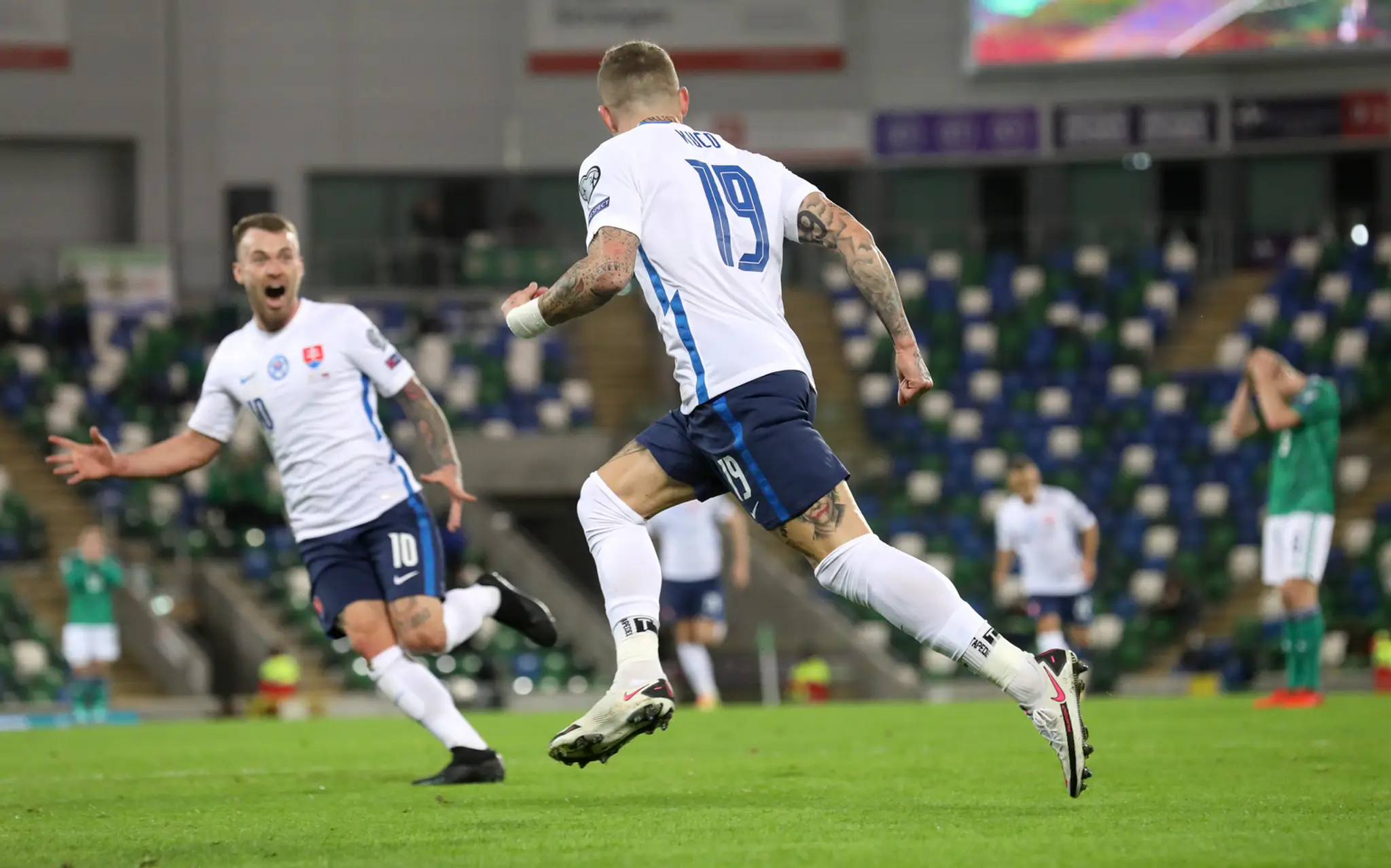 Zľava Marek Hamšík a Severoír Paddy McNair bojujú o loptu vo finále play off EURO 2020.