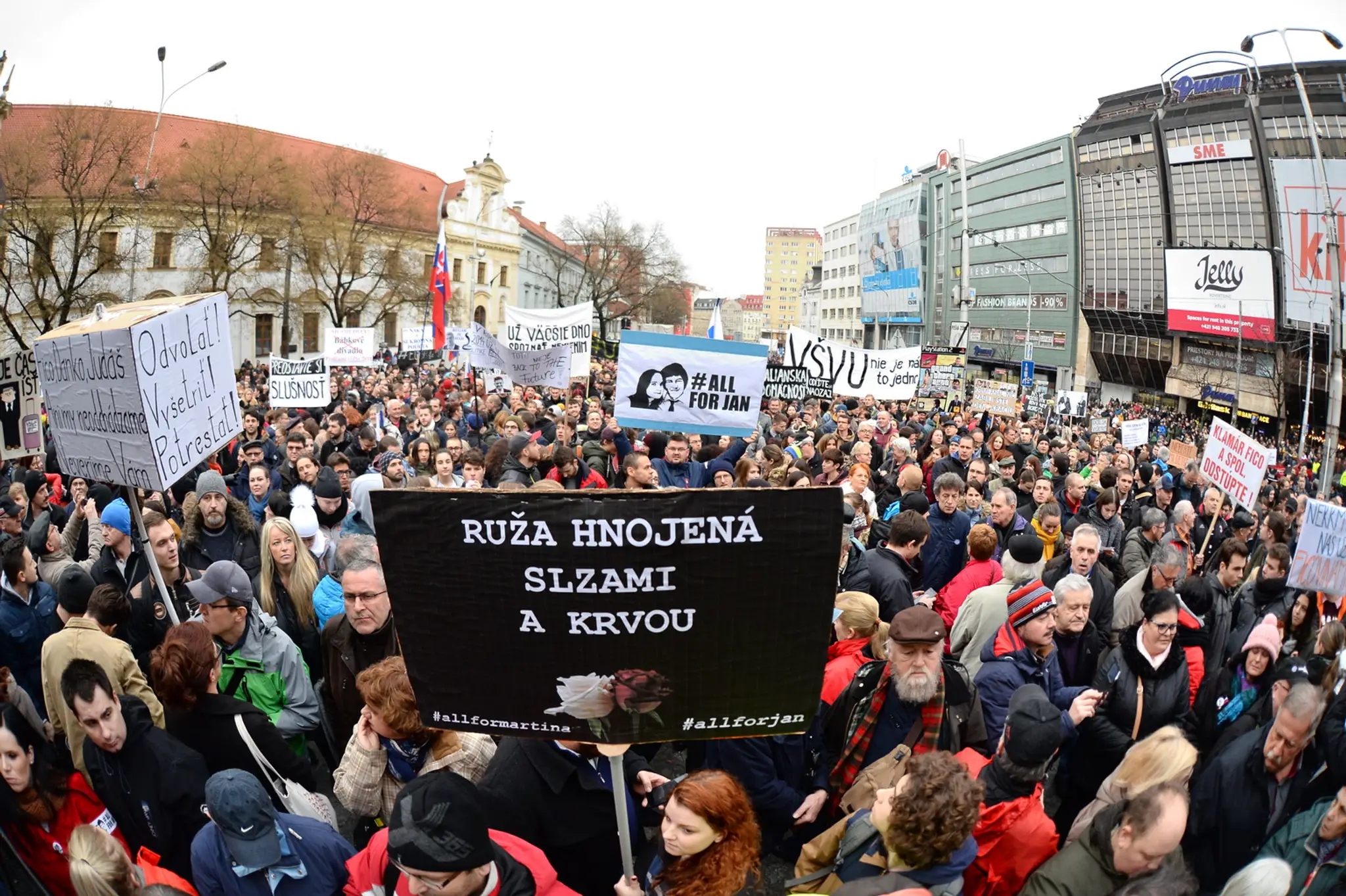 Na bratislavský protest Za slušné Slovensko prišli tisícky ľudí (archívna snímka)