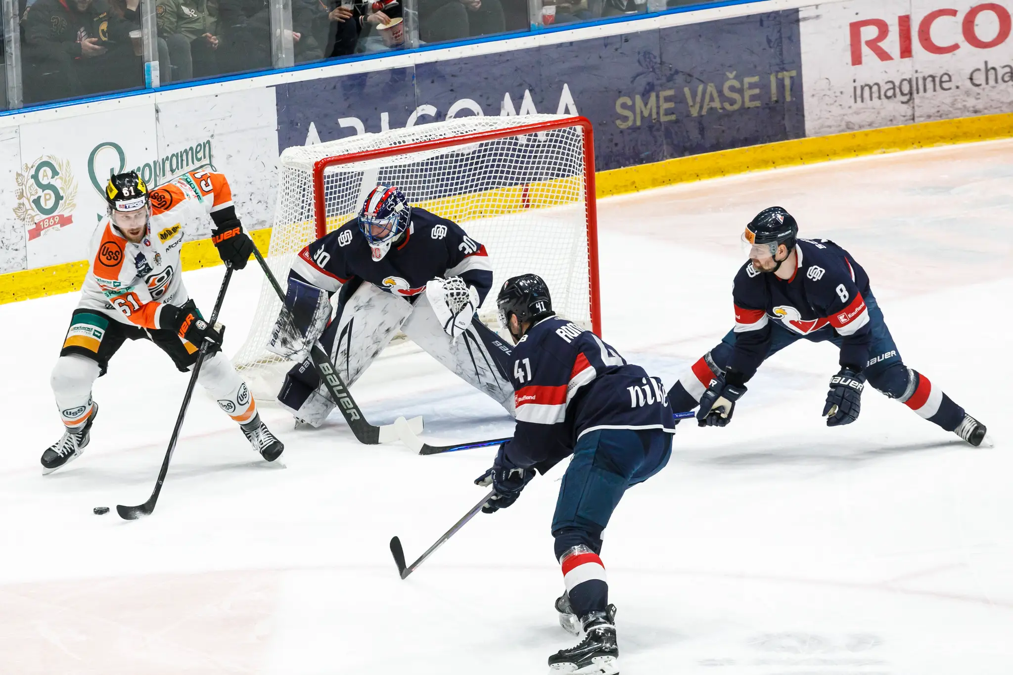 Momentka zo zápasu play-off Košice - Slovan