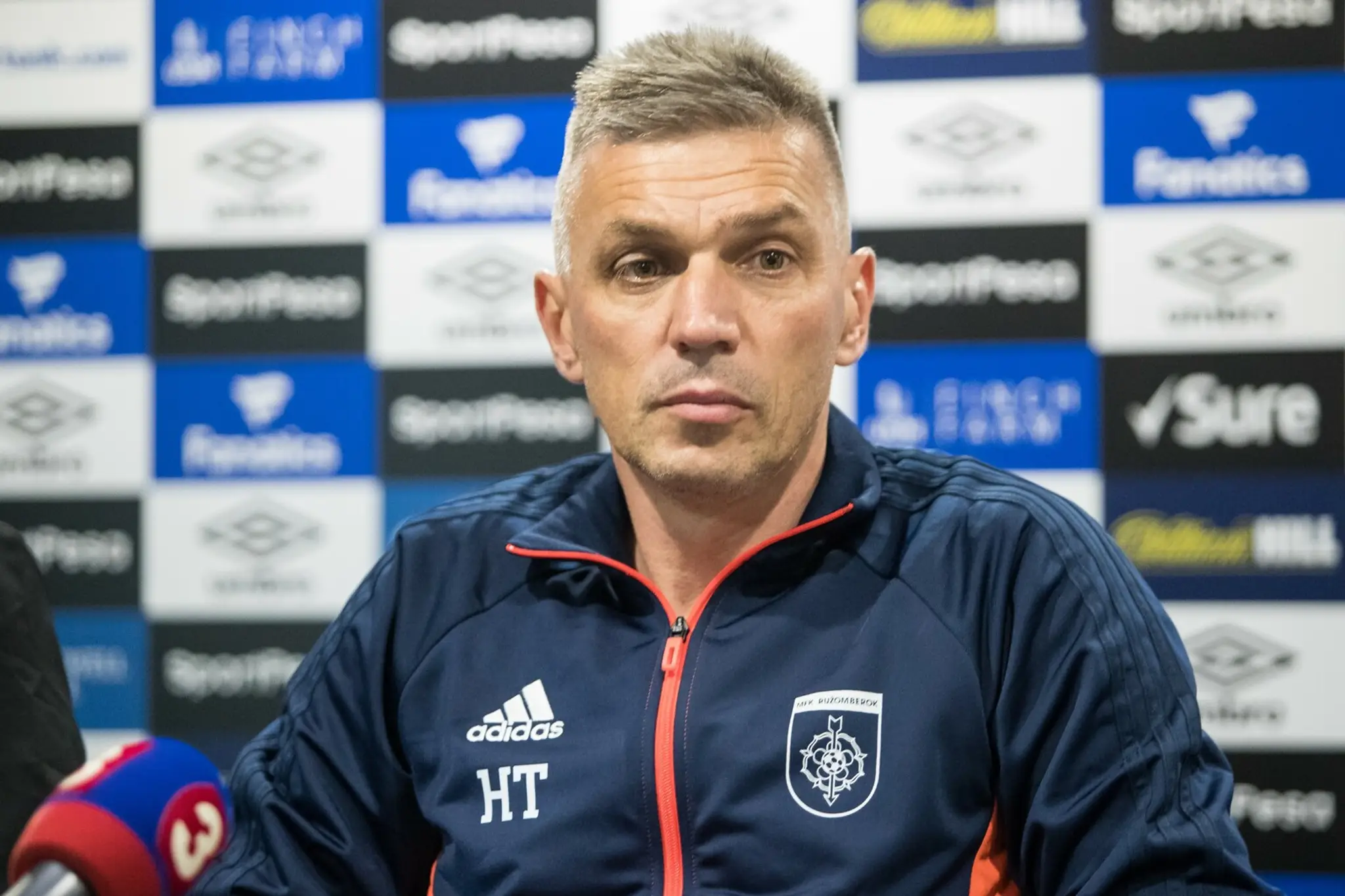 Tréner MFK Ružomberok Norbert Hrnčár odpovedá na otázky novinárov.