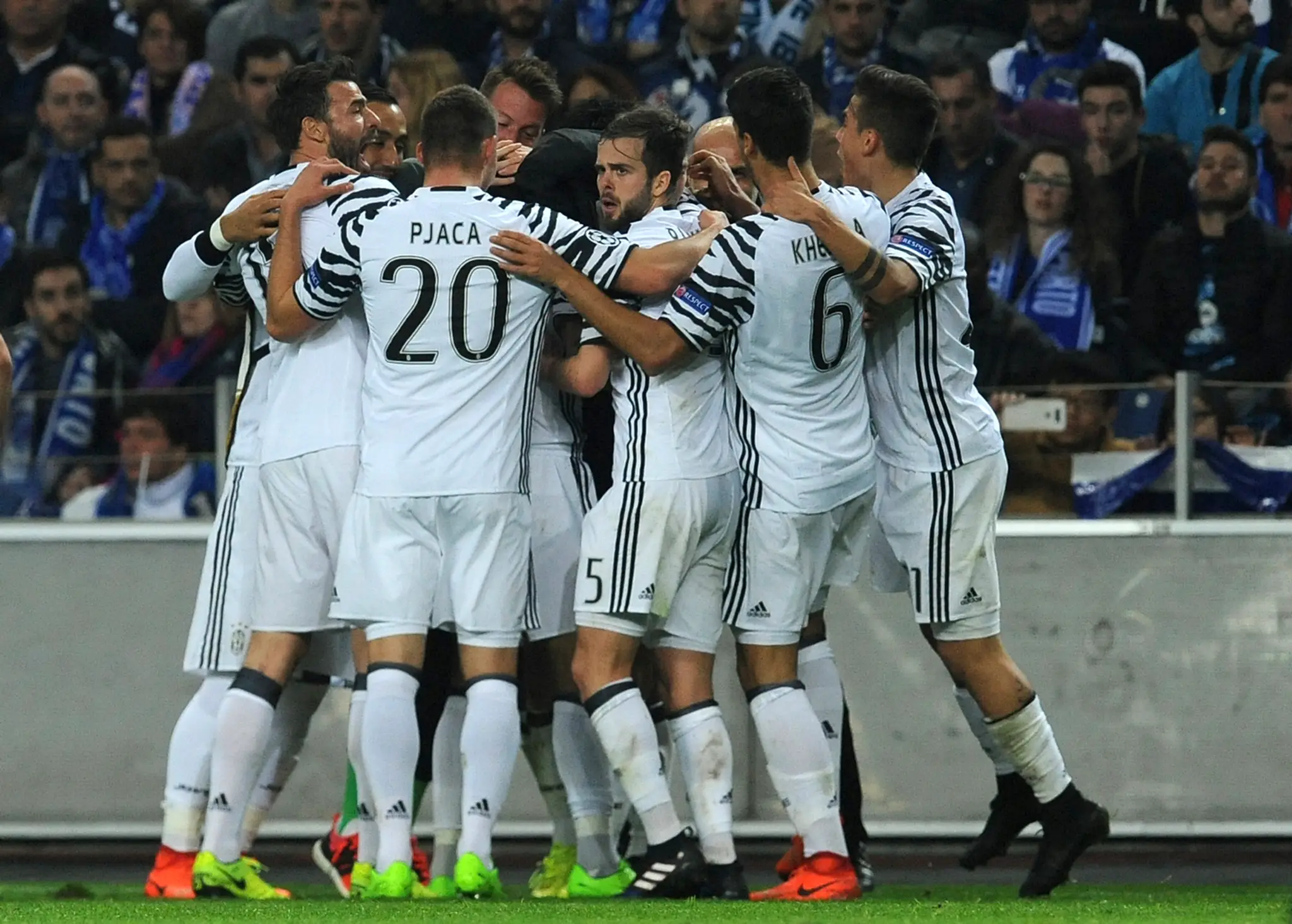Hráči Juventusu sa tešia z gólu v sieti Porta v osemfinále LM.