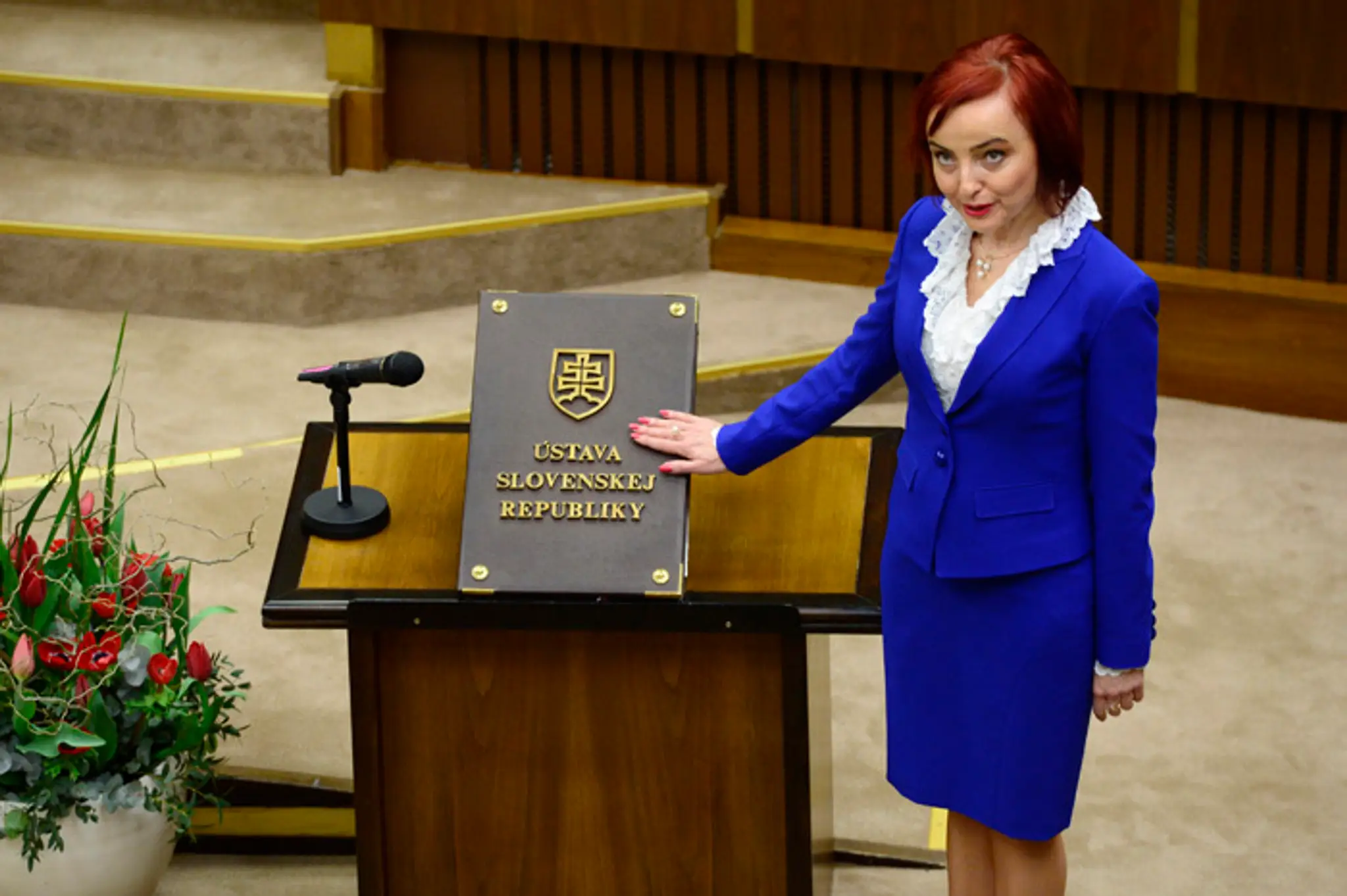 Katarína Macháčková, ktorá kandidovala za stranu #Sieť, skladá poslanecký sľub.