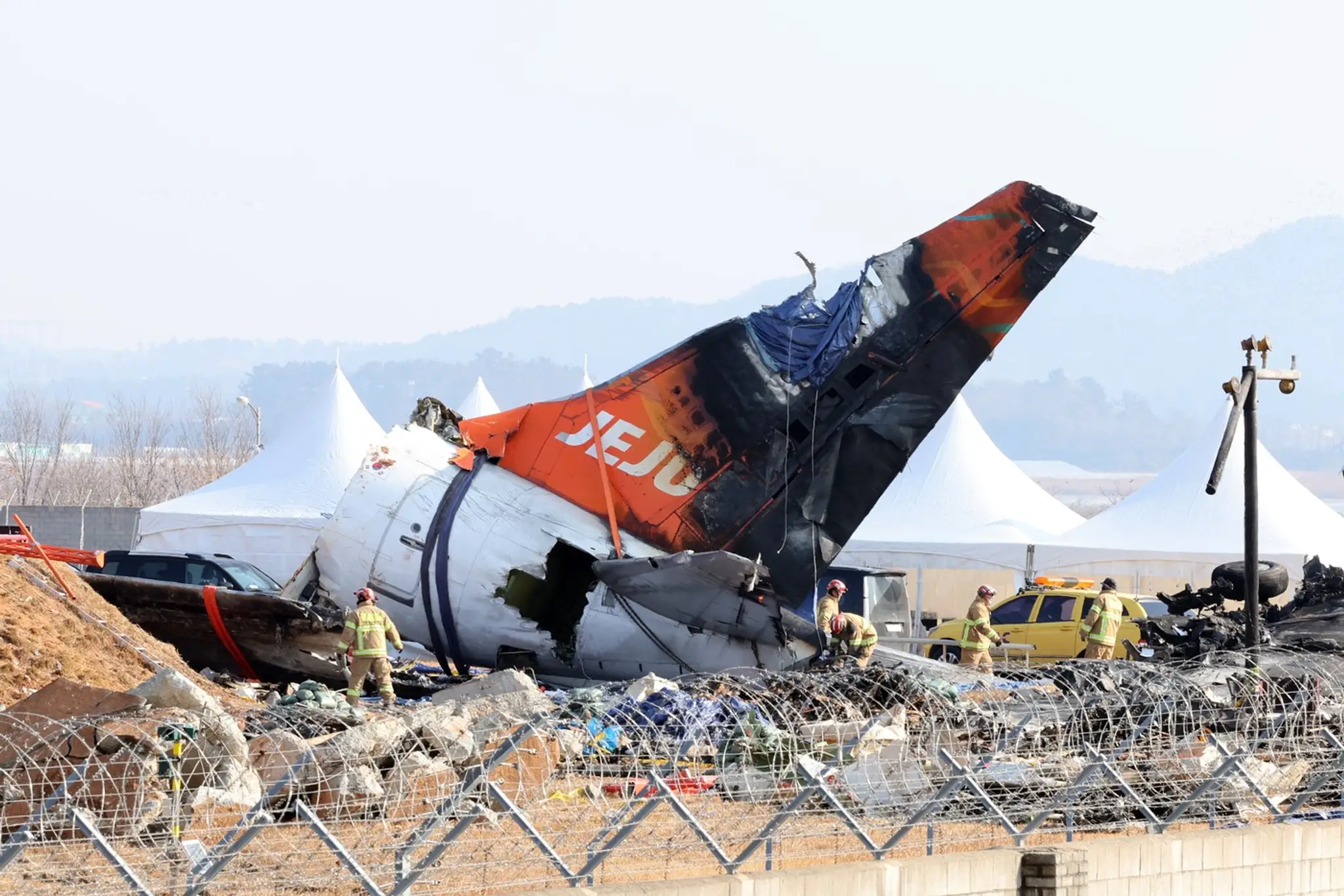 Trosky havarovaného boeingu 737-800 juhokórejskej nízkonákladovej spoločnosti Jeju Air.