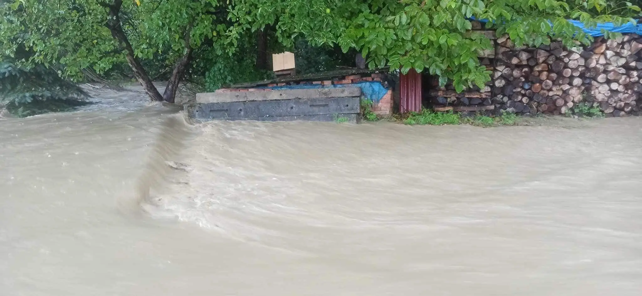 Voda z potoka zaplavila hlavnú cestu i pivnice.