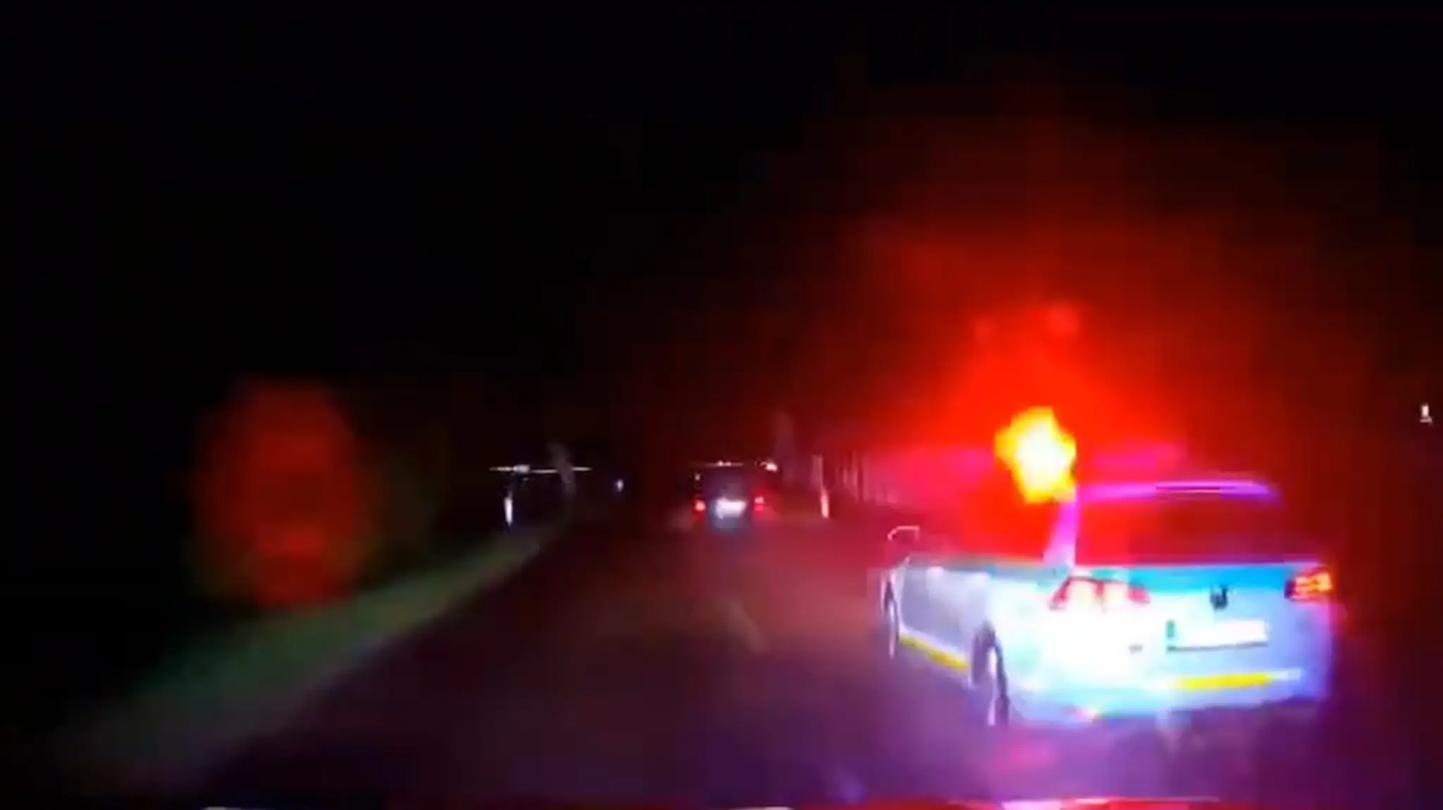 Na snímke policajné auto, ktoré naháňalo nadrogovaného vodiča.