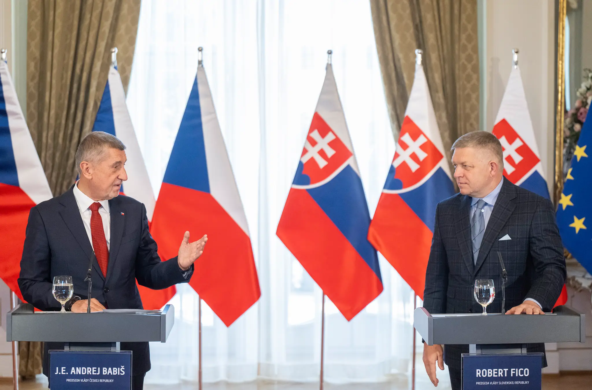 Na snímke slovenský premiér Robert Fico (vpravo) a český premiér Andrej Babiš (vľavo) počas spoločnej tlačovej konferencie v Bratislave. (2)