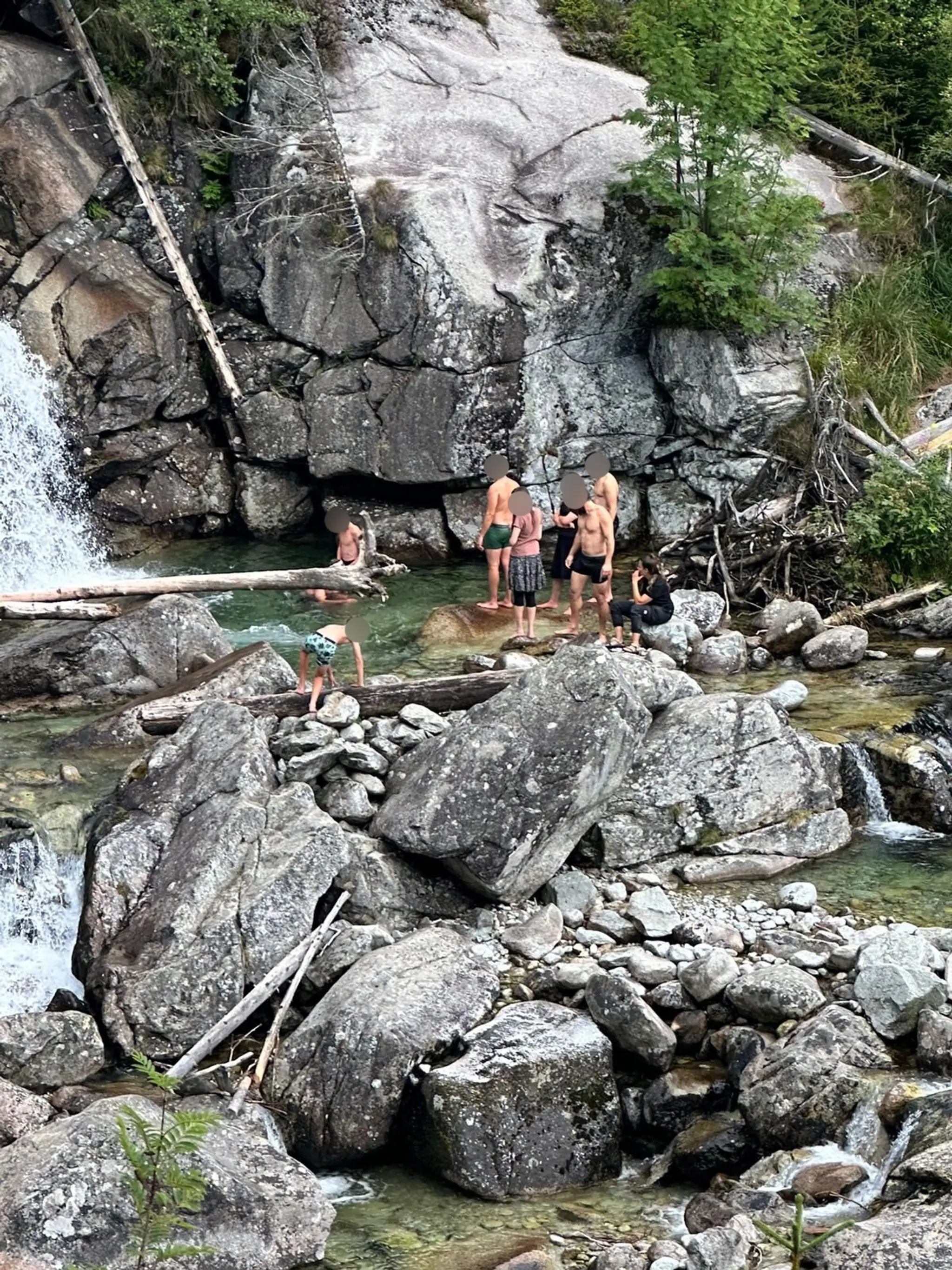 K dispozícii máme fotografie neohľaduplných turistov vo Vysokých Tatrách