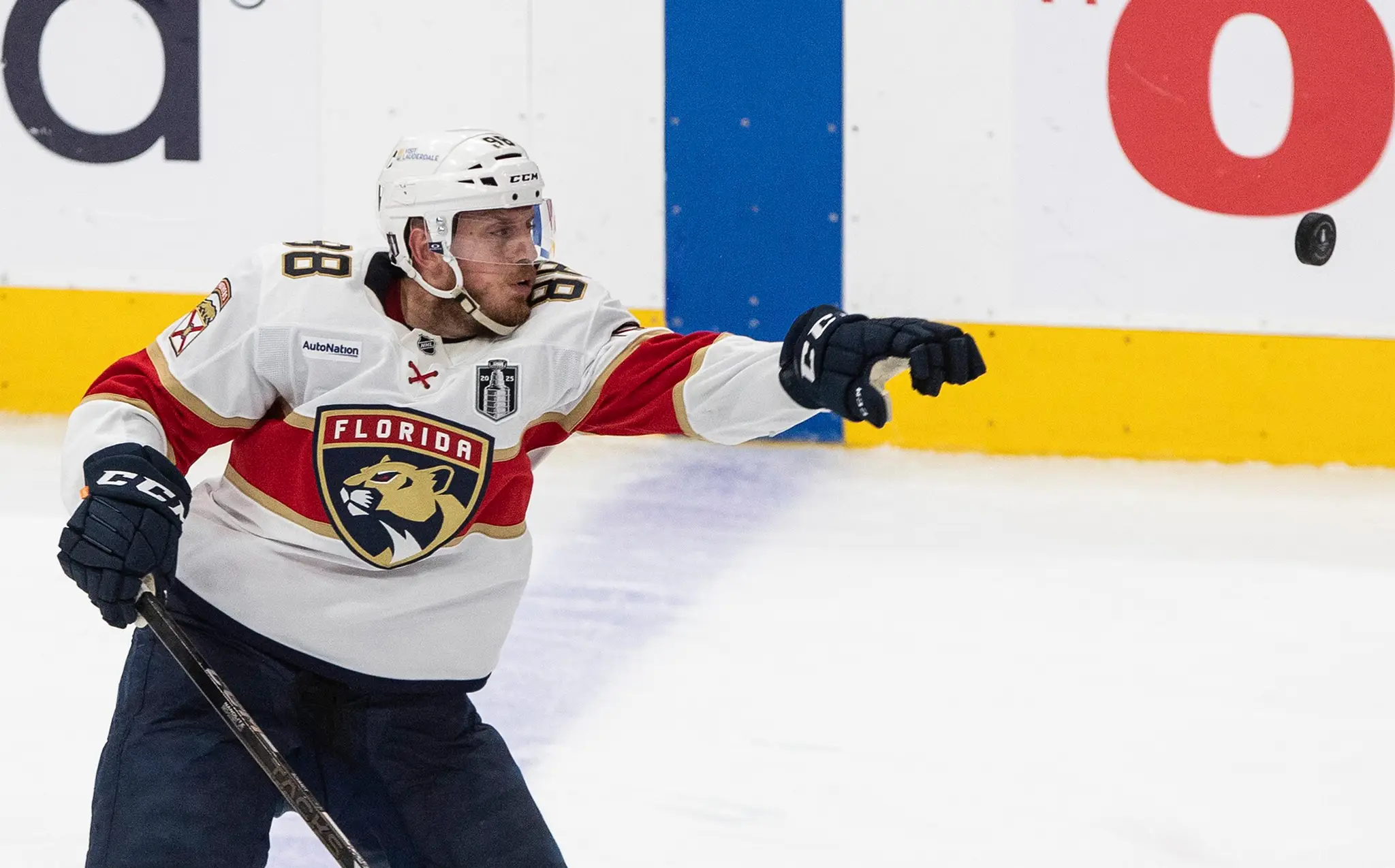 Obranca Floridy Nate Schmidt.