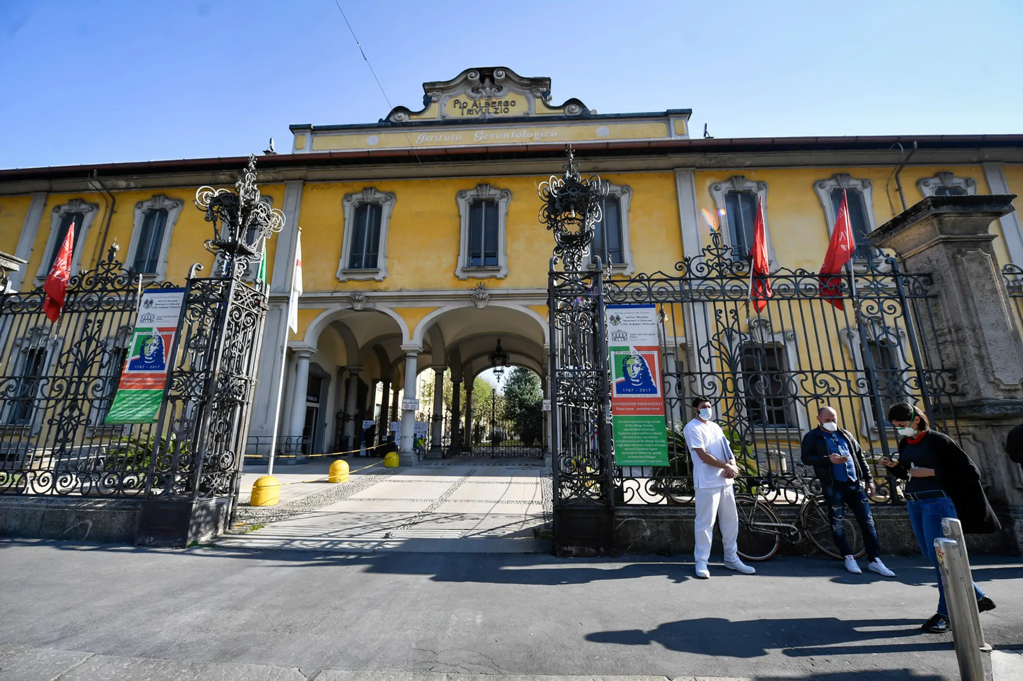 Pracovníci zariadenia Pio Albergo Trivulzio nosia ochranné masky až na začiatku apríla.