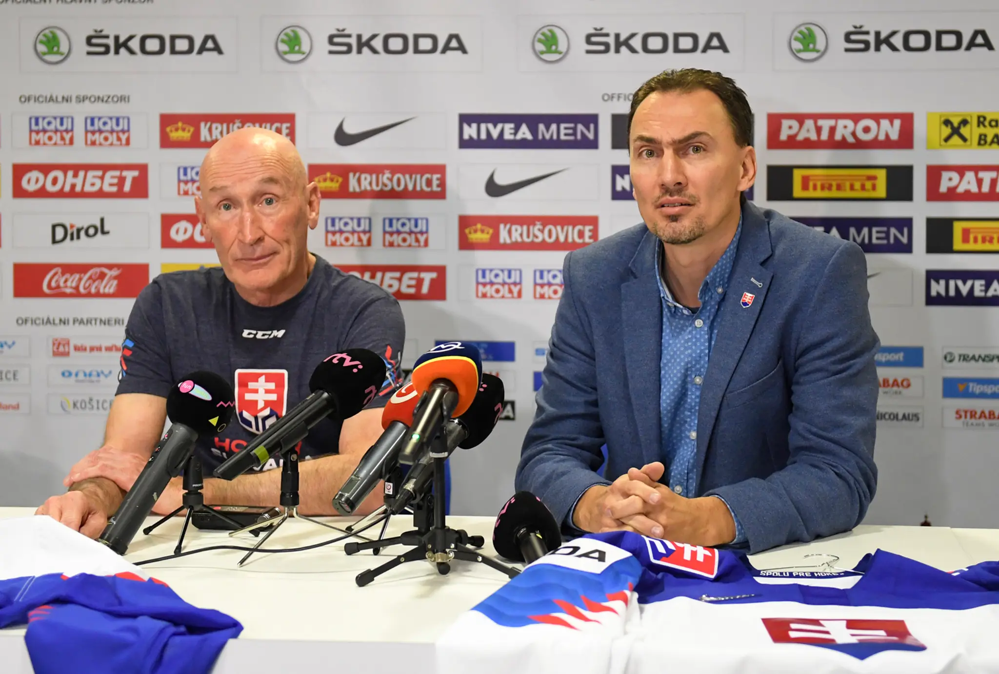 Zľava Gabriel Landeskog a Tyson Jost z Colorada oslavujú gól v 2. kole play off proti San Jose.