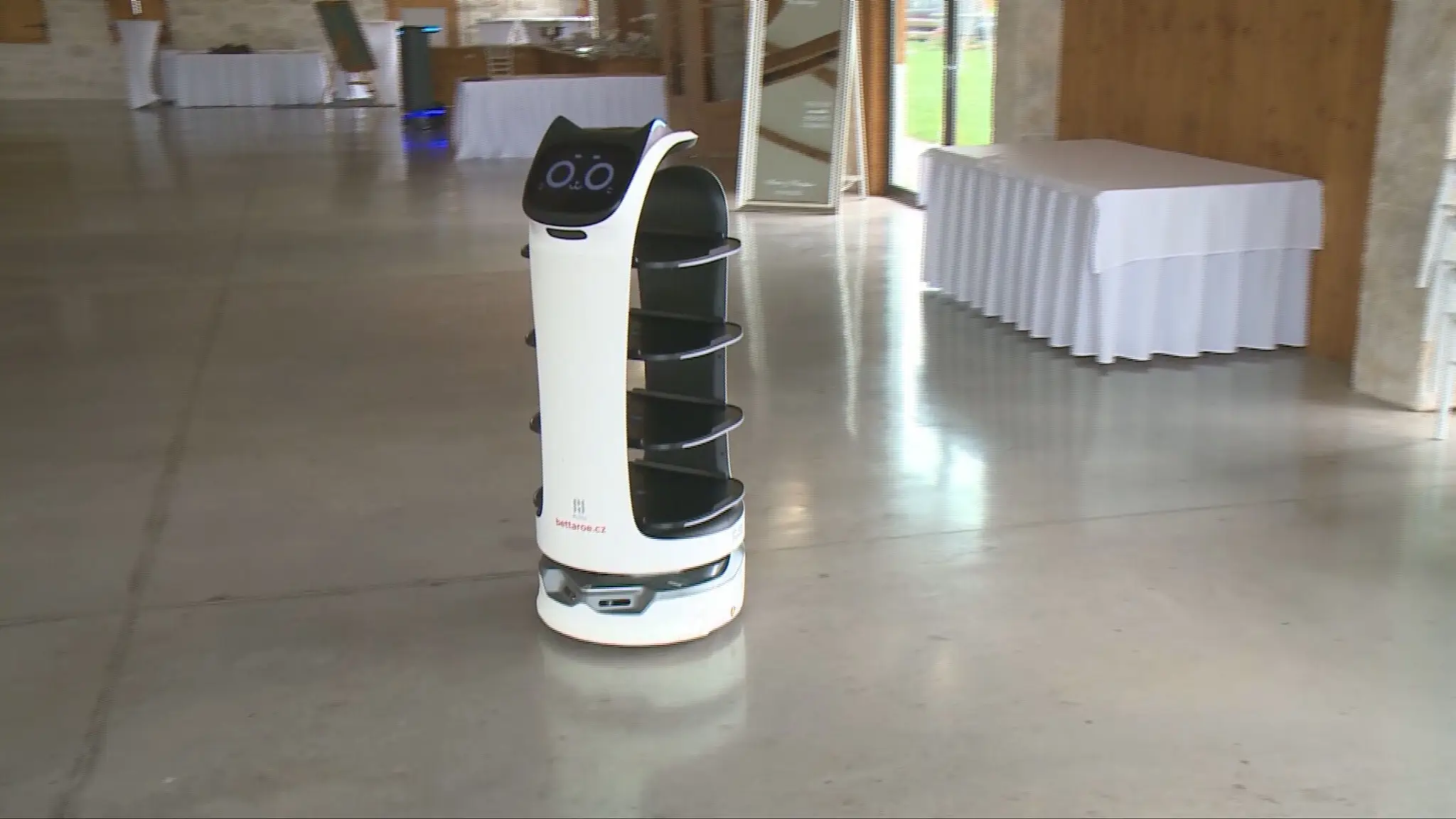 Robot obsluhuje hostí