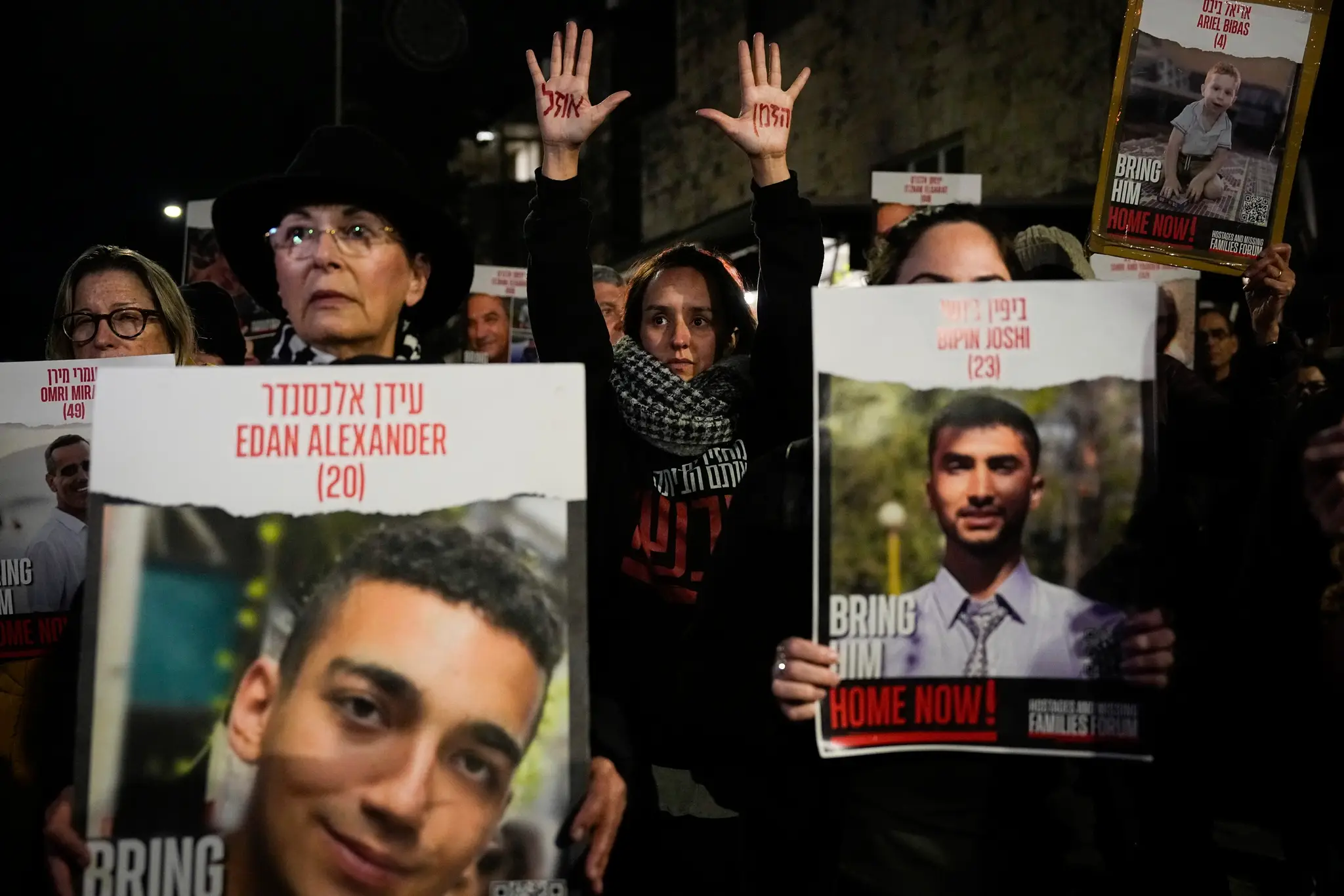 Príbuzní a podporovatelia izraelských rukojemníkov, ktorých v pásme Gazy zadržiava militantná skupina Hamas.