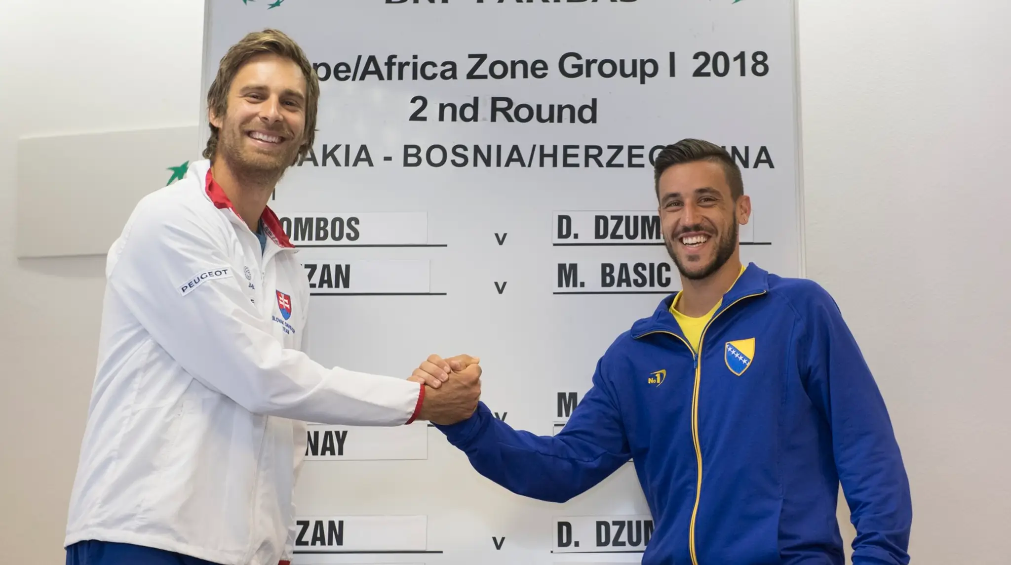 Na snímke hráči prvej dvojhry stretnutia vľavo Norbert Gomboš (Slovensko) a vpravo Damir Džumhur (BaH).