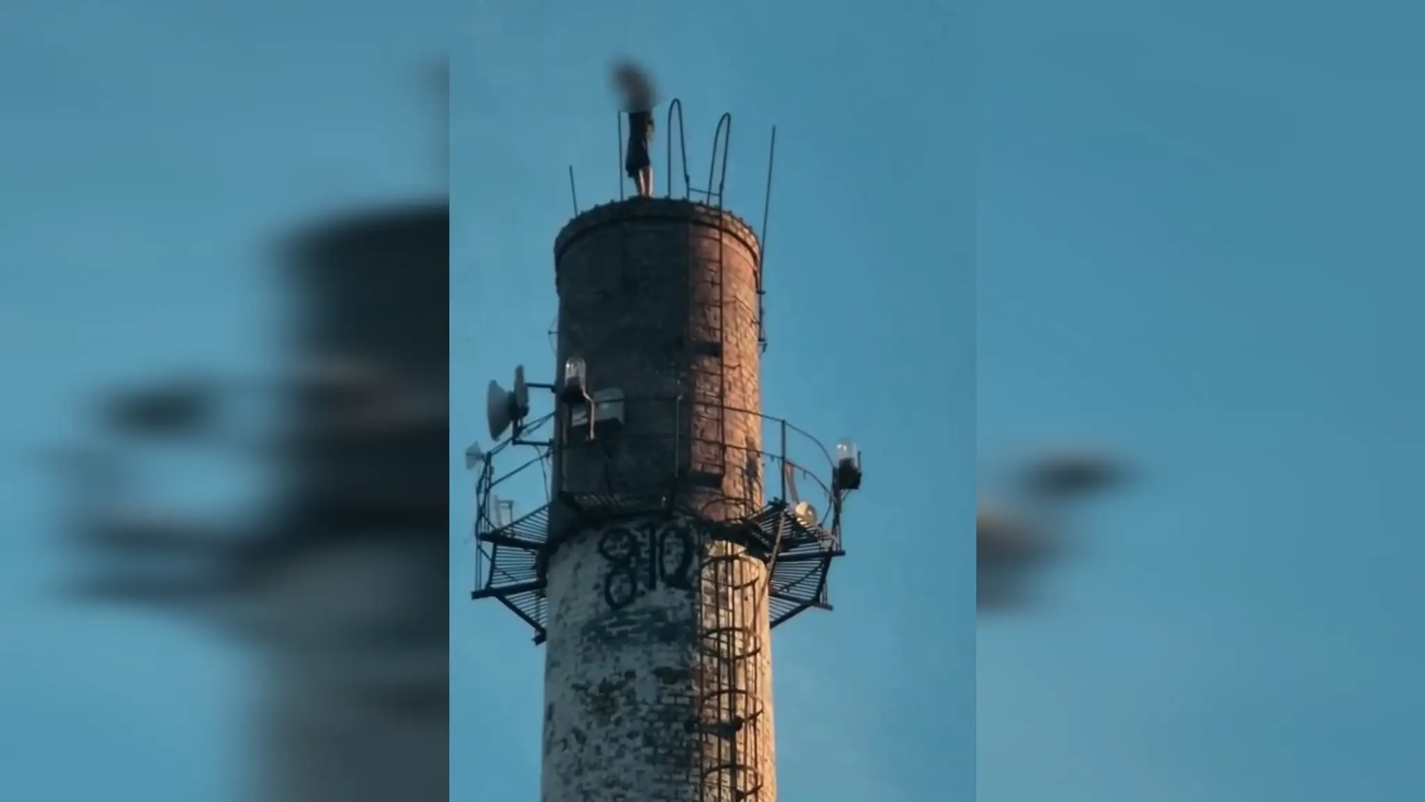 Mladý muž vyliezol na komín