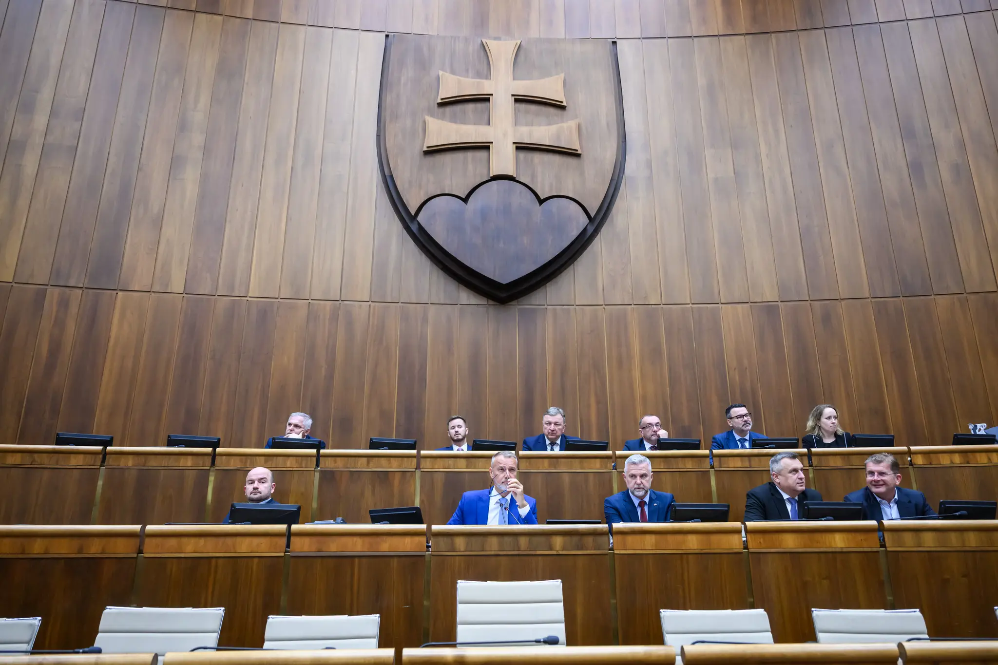 Na snímke uprostred zľava podpredseda NRSR Martin Dubéci (Progresívne Slovensko), predseda NRSR, Richard Raši (Hlas-SD), podpredseda NRSR Tibor Gašpar (Smer-SD), podpredseda NR SR Andrej Danko (SNS) a podpredseda NRSR Peter Žiga (Hlas-SD)