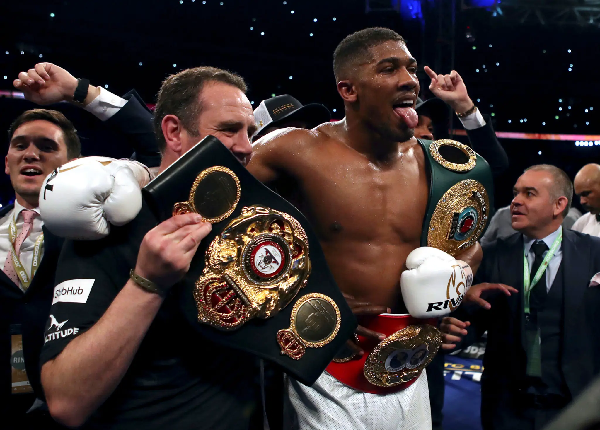 Anthony Joshua je novým kráľom ťažkej váhy.