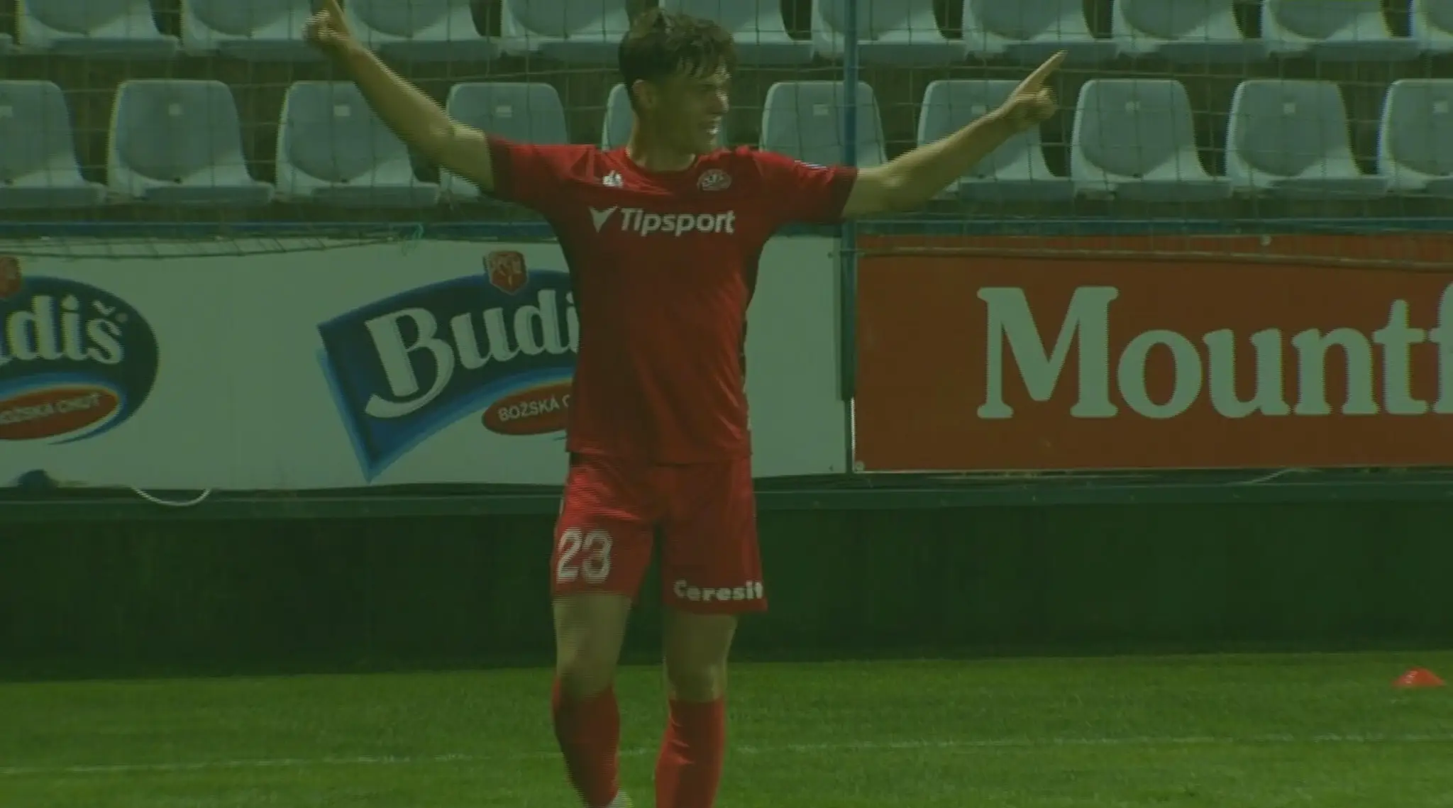 Adam Gaži oslavuje gól proti Michalovciam.